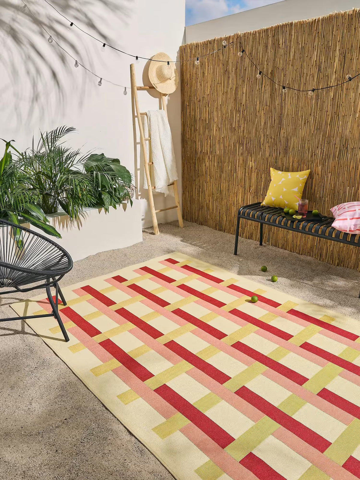 Balcone bohémien? Come arredarlo con pouf, tappeti e cuscini decorativi