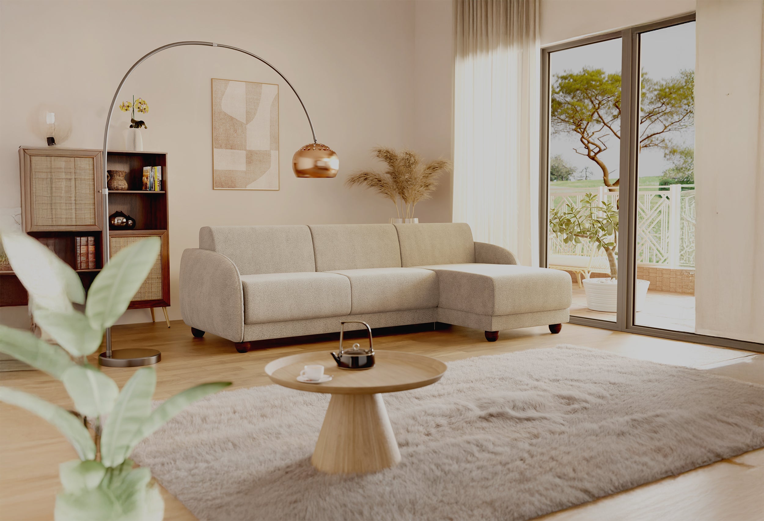 Divano angolare beige con chaise longue in tessuto, ambientato in un soggiorno moderno e luminoso con arredi naturali e vista su terrazza esterna.