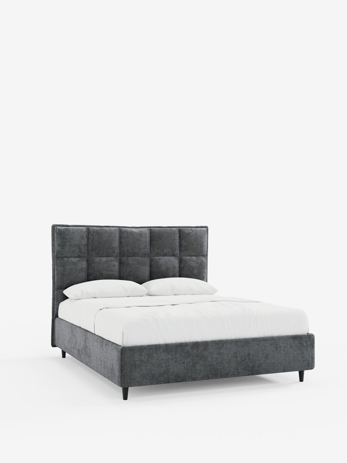 Il letto imbottito AURO con contenitore e testiera capitonné alta in ciniglia Oeko-Tex® di Letti.store è un letto imbottito moderno caratterizzato da una testiera capitonné alta e raffinata e da un morbido rivestimento in ciniglia che ne esalta l’eleganza. La struttura a profilo ribassato poggia su quattro gambe corte di colore nero, che le conferiscono un aspetto minimalista. Abbinato con gusto a lenzuola e cuscini bianchi, questo letto imbottito contenitore spicca su uno sfondo bianco a tinta unita.