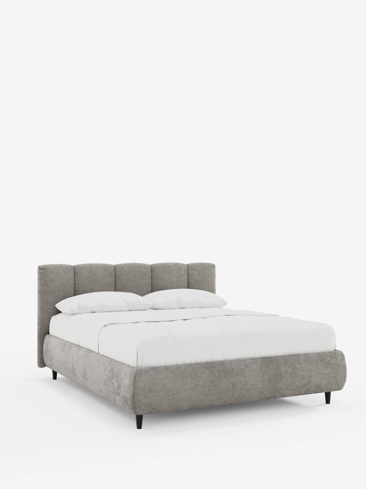 Il letto imbottito ARKAM con contenitore e testiera a lavorazione verticale è raffigurato su uno sfondo bianco, caratterizzato da un tessuto grigio chiaro, trapuntatura a canali verticali, biancheria da letto bianca e gambe corte, scure e affusolate.