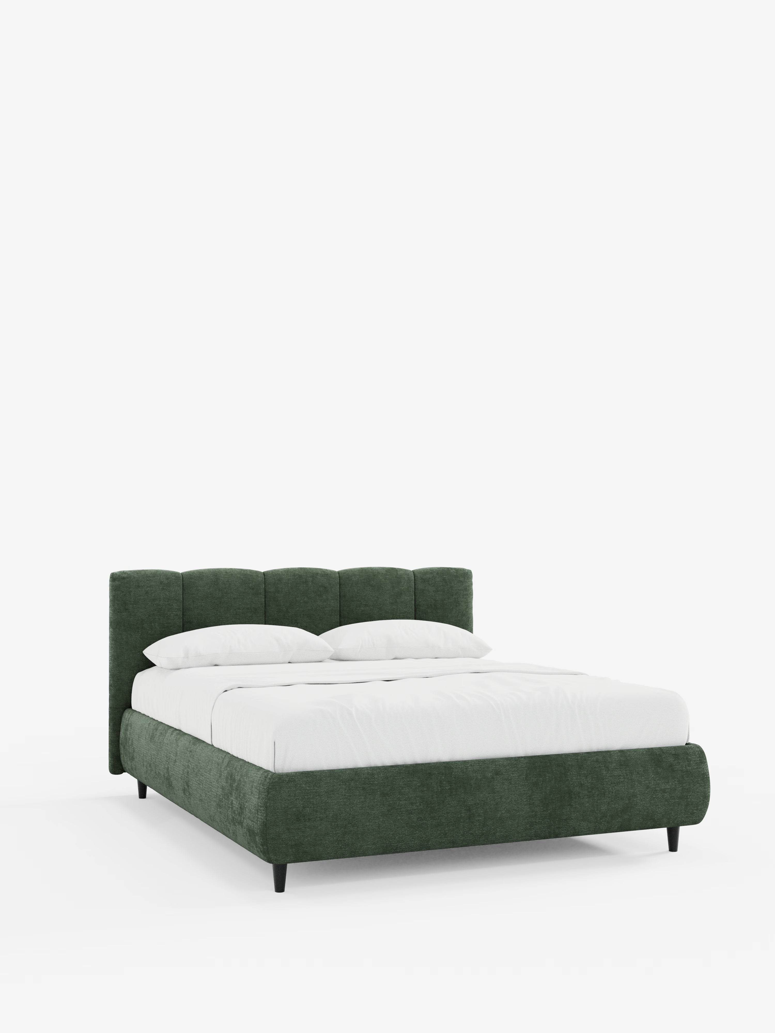 Un letto minimalista e contemporaneo firmato Letti.store: il letto imbottito ARKAM presenta una struttura rivestita di colore verde, certificata Oeko-Tex®, con una testiera imbottita a cuciture verticali in stile shabby chic. Il letto dal profilo basso poggia su corte gambe nere ed è abbinato a biancheria da letto bianca a tinta unita e due cuscini bianchi, il tutto su uno sfondo bianco a tinta unita.
