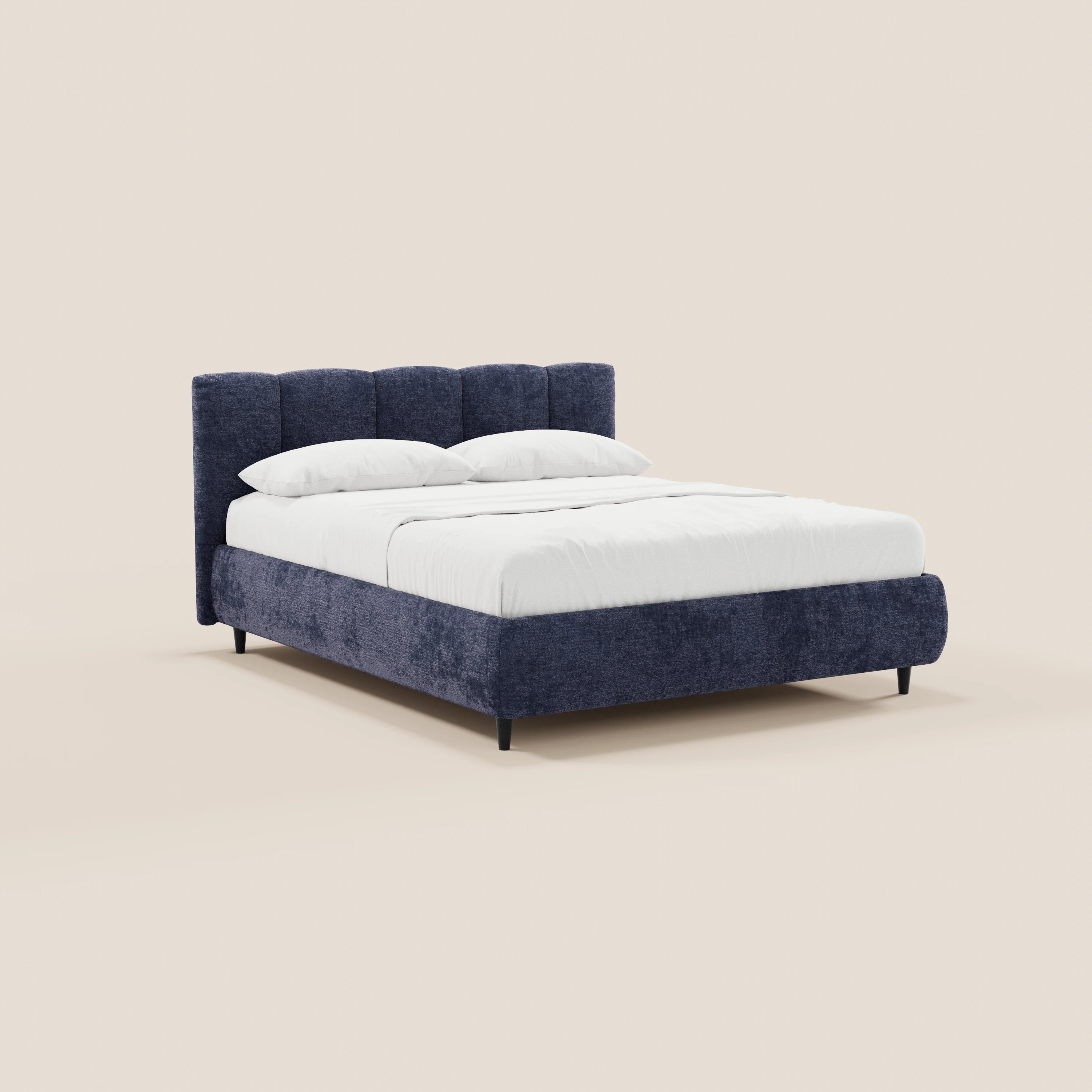 Il letto imbottito ARKAM di Letti.store presenta una testiera con lavorazione verticale in tessuto certificato Oeko-Tex®, un vano contenitore, linee in stile shabby chic e poggia su gambe corte nere su uno sfondo beige, con biancheria da letto bianca e due cuscini.