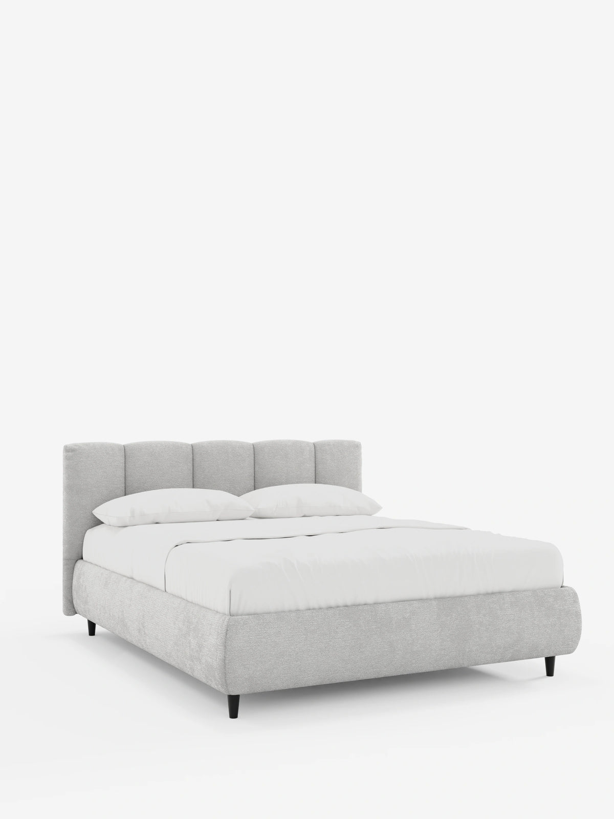 Il letto imbottito ARKAM con contenitore e testiera a cuciture verticali è un letto imbottito di colore grigio chiaro con testiera a cuciture verticali, biancheria da letto bianca e gambe corte, scure e affusolate su uno sfondo bianco.