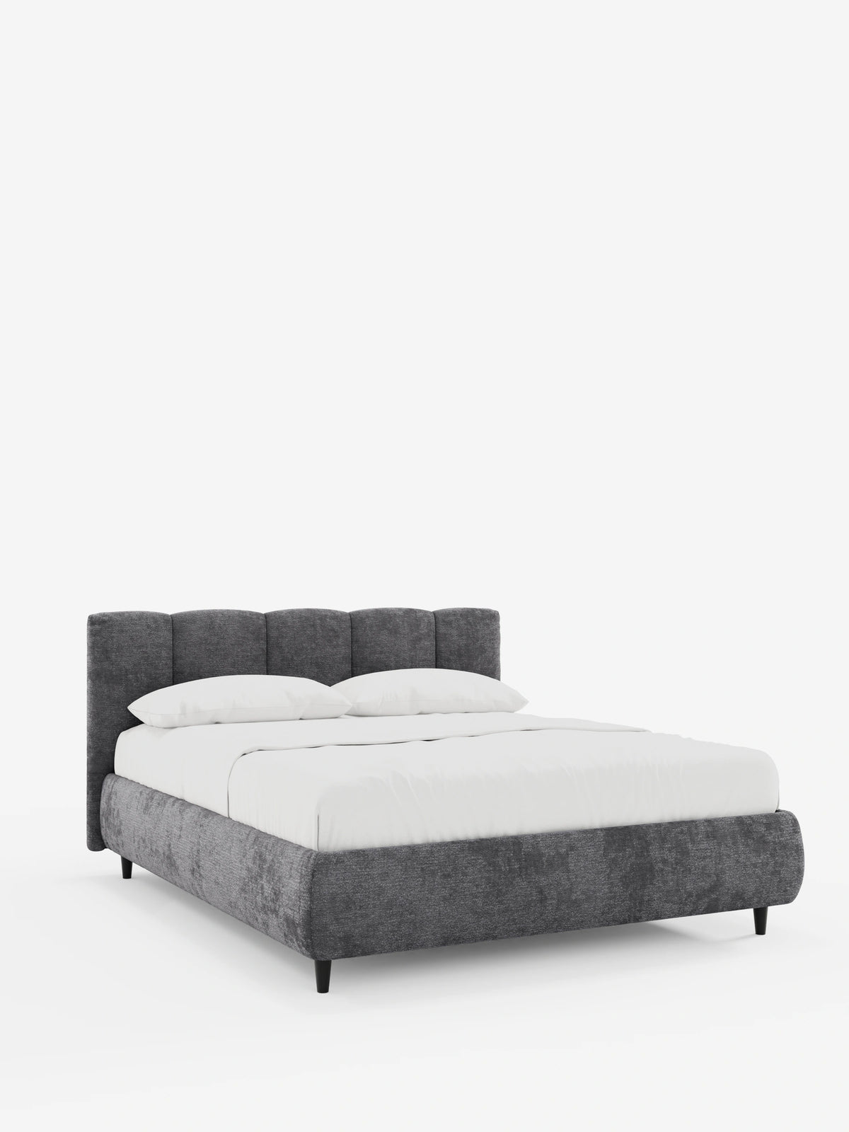 Un divano letto ARKAM grigio antracite con vano contenitore e testiera a cuciture verticali, con una testiera alta e cucita verticalmente, biancheria da letto bianca immacolata e piccole gambe affusolate scure su uno sfondo bianco a tinta unita.