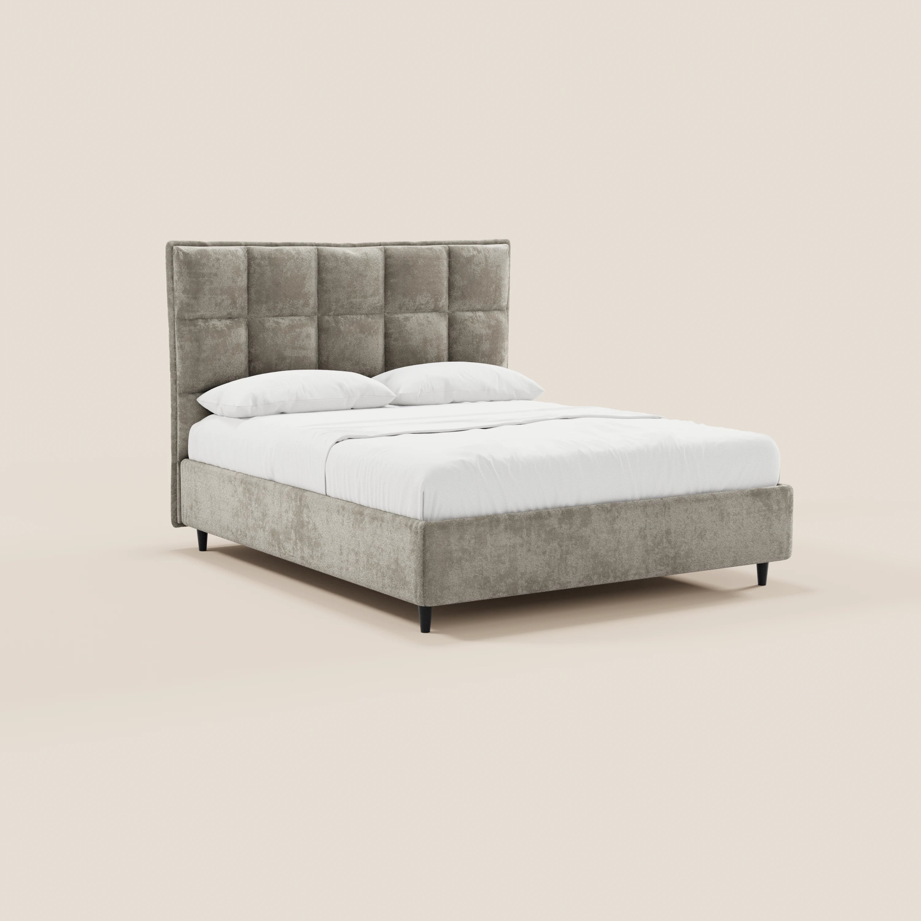 Il letto imbottito AURO con contenitore e testiera capitonné alta in ciniglia Oeko-Tex® di Letti.store presenta una moderna testiera capitonné grigio chiaro, biancheria da letto bianca e gambe corte nere su uno sfondo beige a tinta unita.