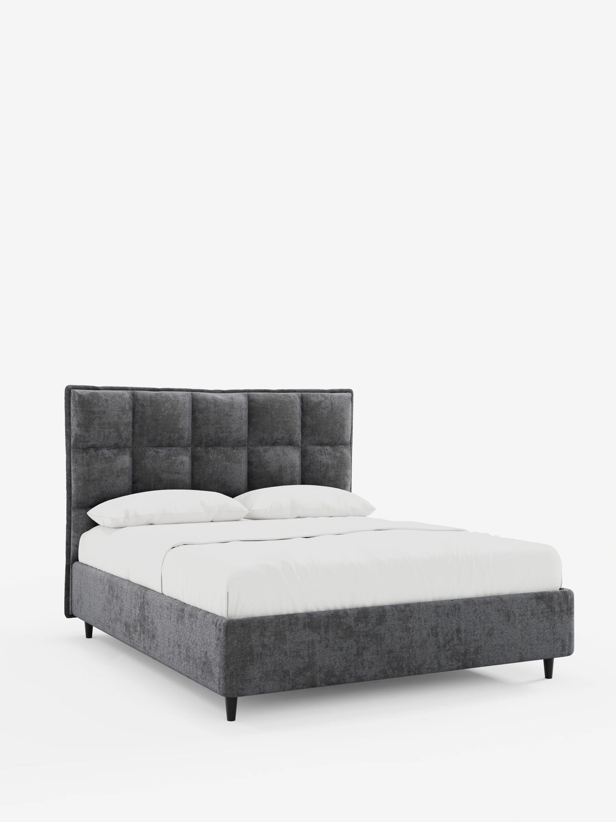 Il letto imbottito AURO con contenitore e testiera alta capitonné in ciniglia Oeko-Tex® è un letto imbottito grigio scuro con una testiera alta e capitonné, una struttura dal profilo basso, gambe nere e biancheria da letto di un bianco brillante su sfondo bianco.