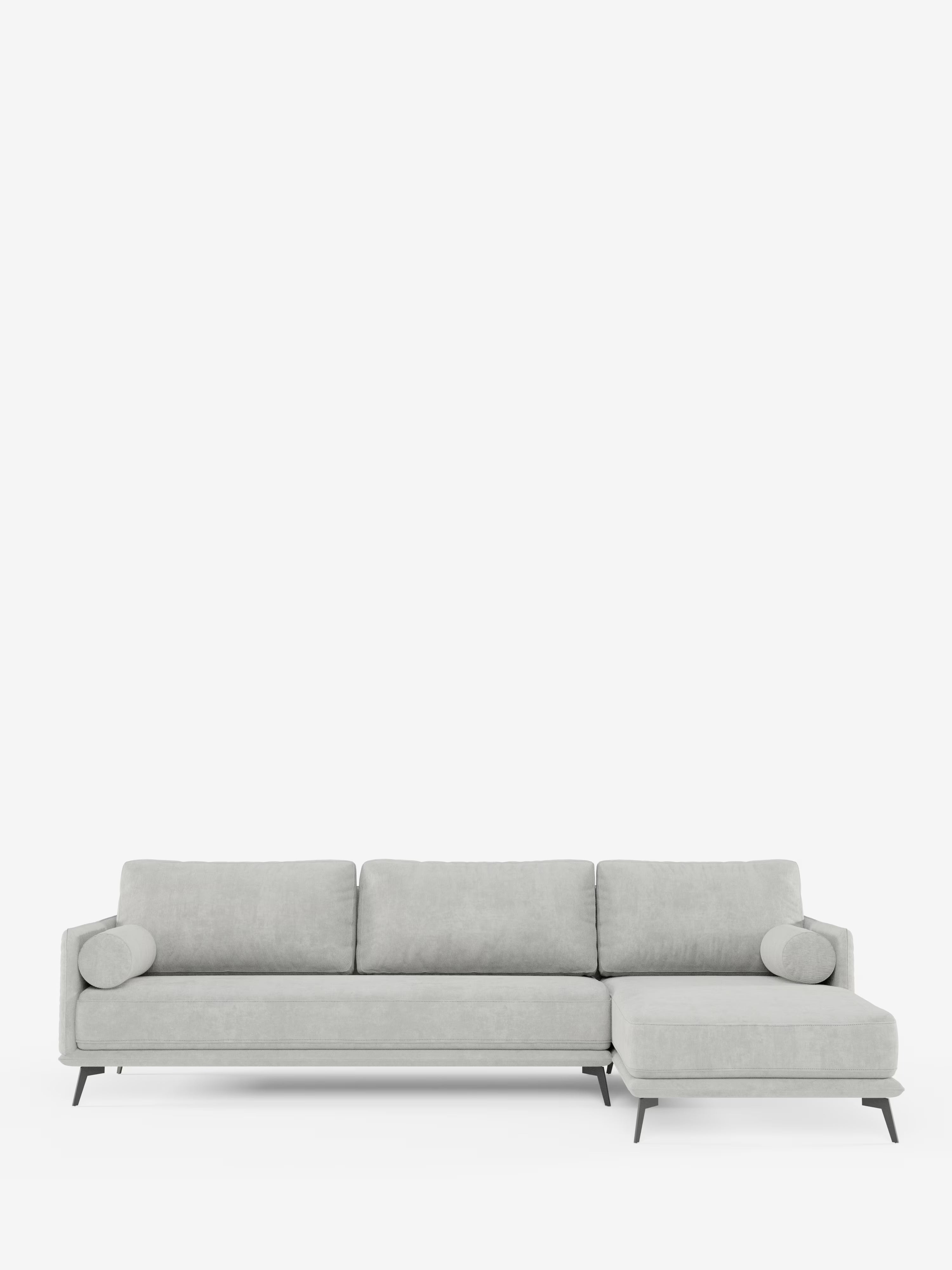Il divano moderno angolare con penisola “Basalto” di Divani.Store, caratterizzato da un design moderno in grigio chiaro con tre cuscini di seduta, tre cuscini di schienale, una chaise longue sul lato destro, una base sottile in metallo e due cuscini cilindrici in tessuto T31 antimacchia imbottiti con piume, è presentato su uno sfondo bianco a tinta unita. Questo elegante complemento d’arredo riflette con orgoglio la raffinata maestria artigianale dei mobili di produzione italiana.