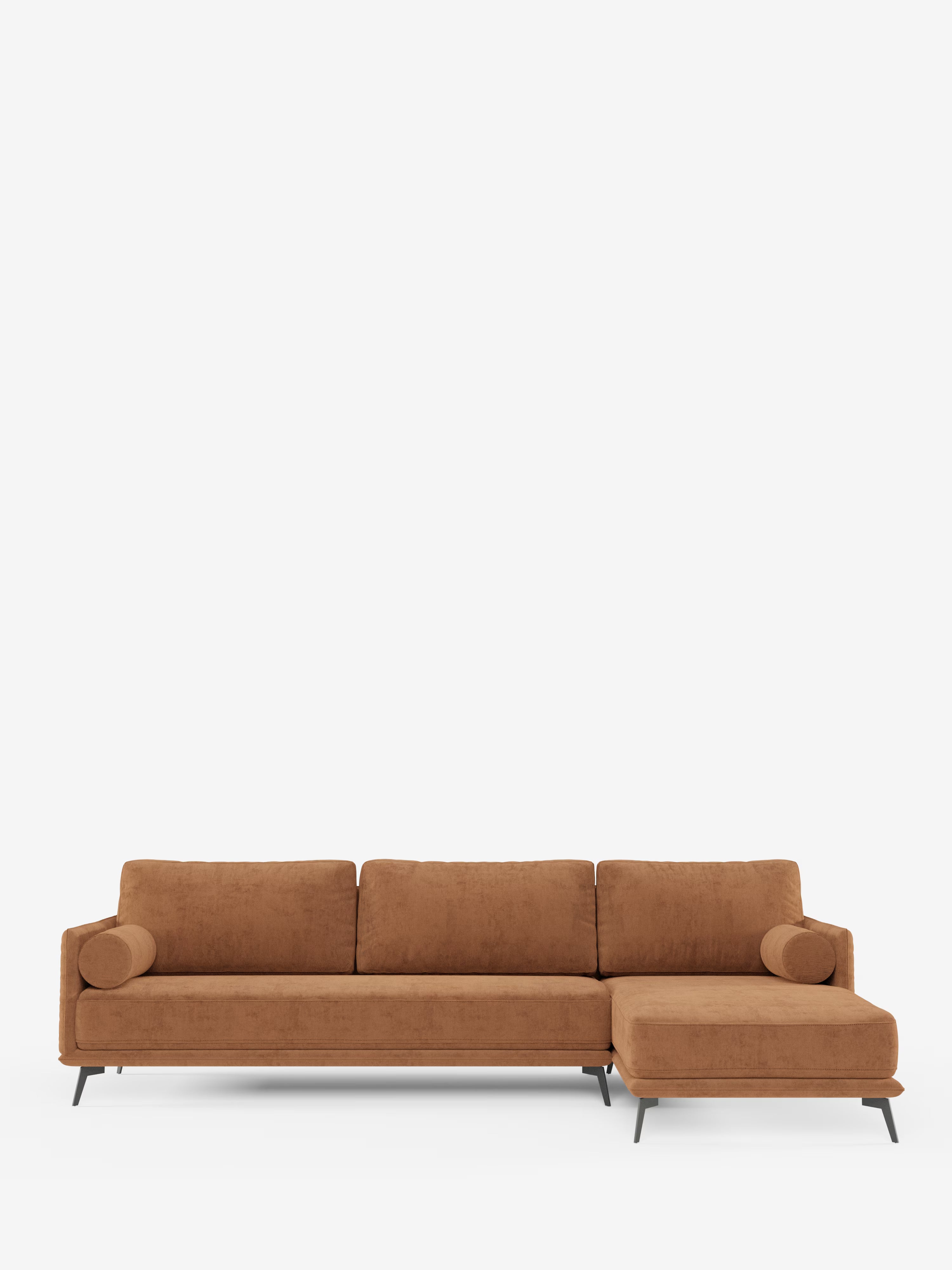 Il divano angolare moderno Basalto con penisola di Divani.Store è dotato di tre cuscini di seduta, tre cuscini di schienale e due cuscini cilindrici. La chaise longue è posizionata sulla destra, creando la classica silhouette di un divano angolare con penisola. La sua base in metallo nero angolare contrasta con la tonalità calda dei cuscini in piuma rivestiti in tessuto T31 antimacchia. Lo sfondo bianco a tinta unita esalta questo design contemporaneo.