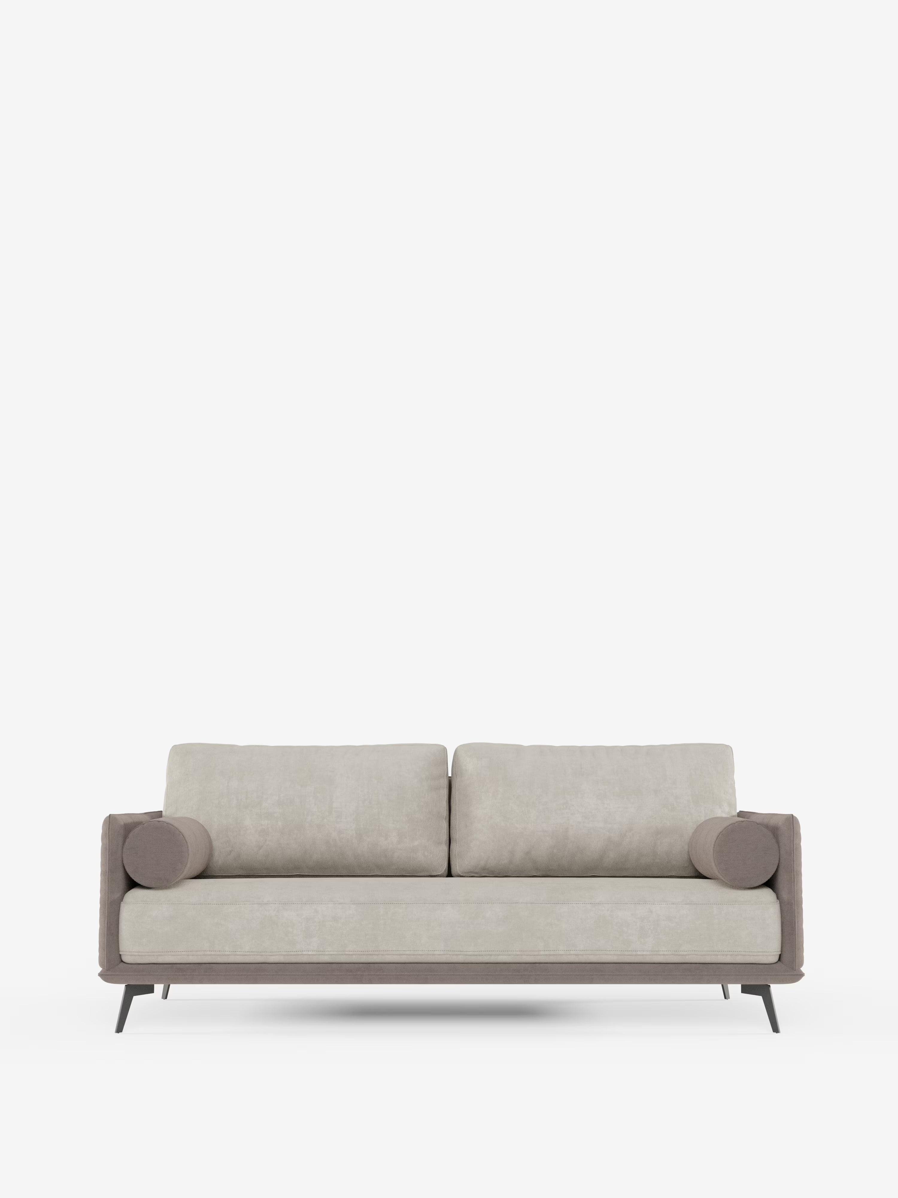 Vi presentiamo il divano Basalto a 2 o 3 posti bicolore di Divani.Store: un divano contemporaneo caratterizzato da un esclusivo design monoposto in tessuto T31 beige chiaro antimacchia, due cuscini schienali quadrati imbottiti in piuma, braccioli sottili marroni e due cuscini cilindrici marroni abbinati. Le eleganti gambe angolate in metallo nero completano questo look moderno, rendendo il divano Basalto un perfetto connubio tra design elegante e stile sofisticato, il tutto su uno sfondo bianco brillante.