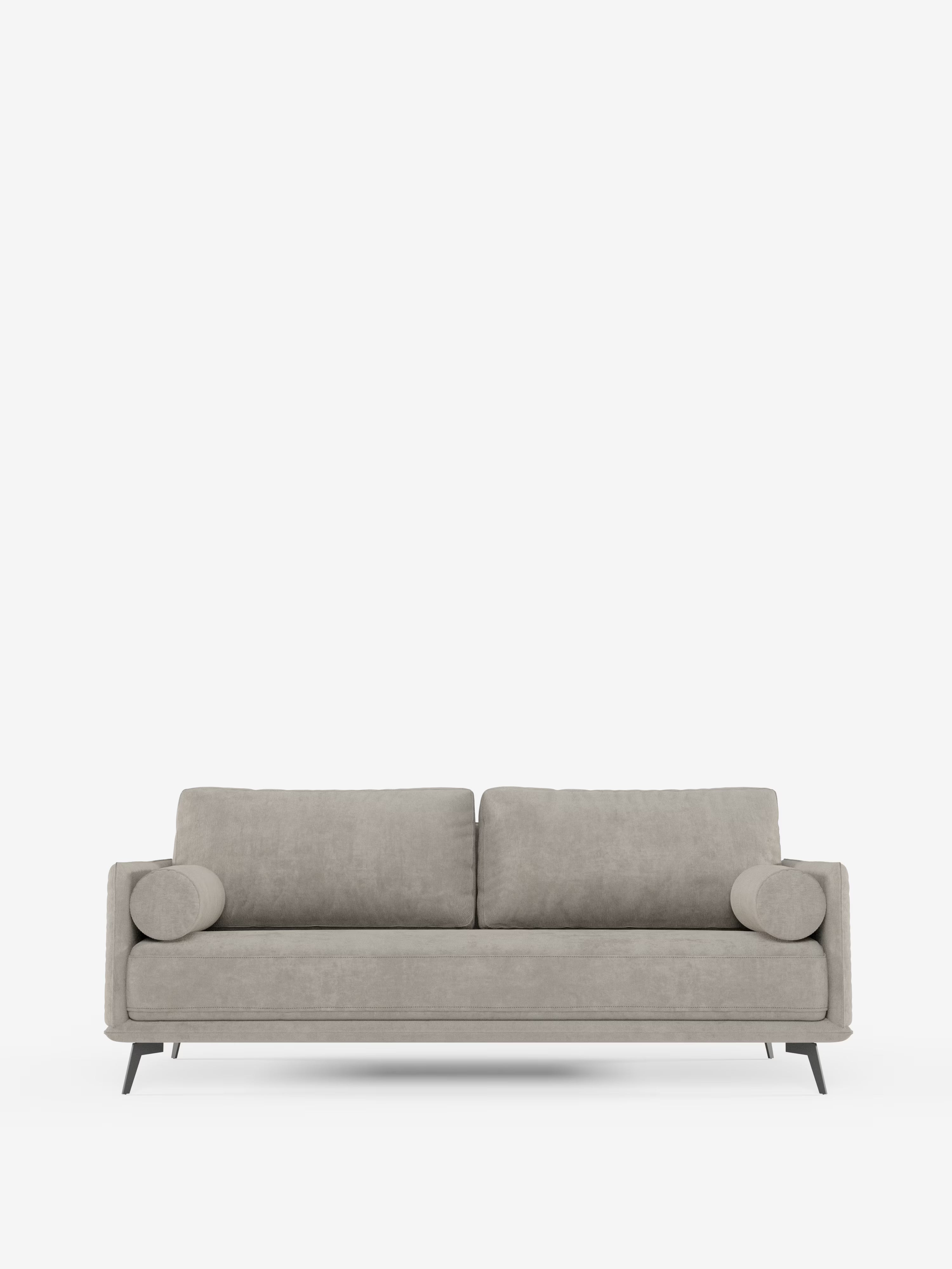 Un divano lineare a 2 posti della linea Basalto di Divani.Store, rivestito in tessuto T31 grigio chiaro smacchiabile, con un unico cuscino di seduta, due cuscini quadrati per lo schienale, due cuscini cilindrici e eleganti gambe angolari in metallo nero. Questo divano minimalista è dotato di rivestimento completamente sfoderabile ed è presentato su uno sfondo bianco a tinta unita.
