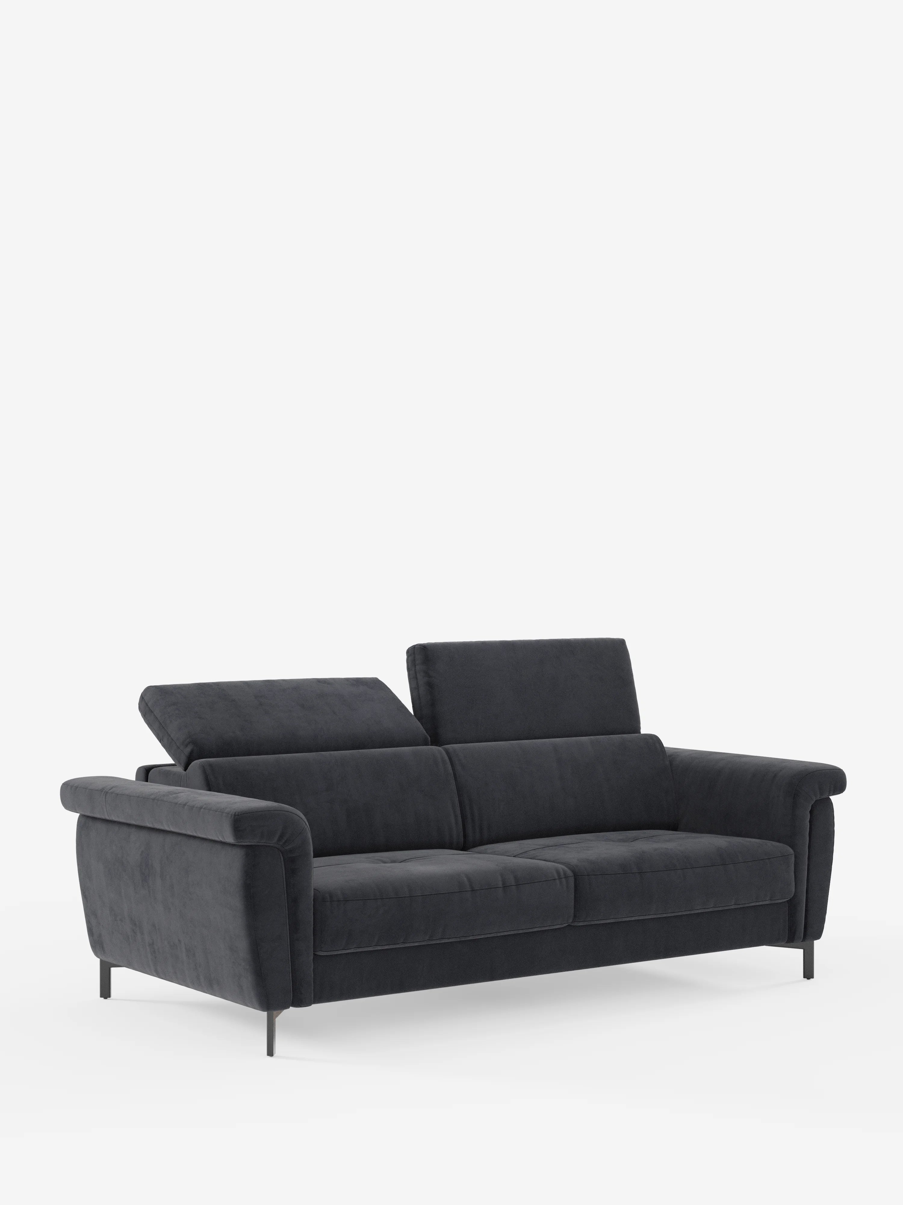 Un divano letto Capri di design, color grigio scuro, firmato Divani.Store, rivestito in raffinato tessuto T30 effetto velluto resistente alle macchie e sostenuto da sottili gambe alte nere. Il divano può ospitare comodamente tre persone ed è dotato di due poggiatesta regolabili — uno dei quali parzialmente sollevato — che ne esaltano la squisita manifattura italiana. Immagine scattata su uno sfondo bianco a tinta unita, senza oggetti o decorazioni aggiuntivi.