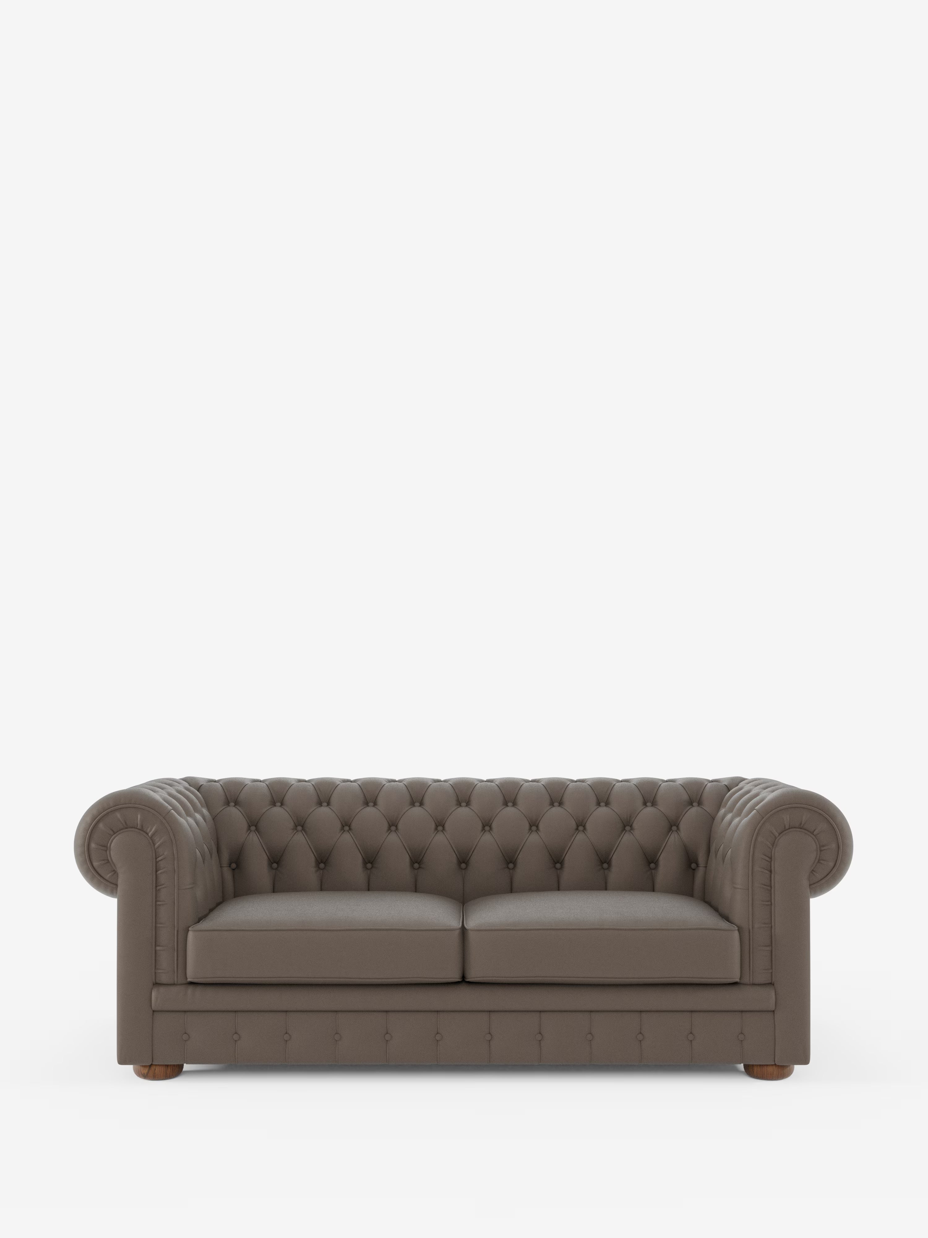 Certamente! Ecco la frase riscritta utilizzando i dati del prodotto forniti: Il Chester – Divano Chesterfield in vera pelle spessorata a 2 e 3 posti di Divani.Store presenta un design in pelle trapuntata di un ricco colore marrone, con braccioli arrotondati, profondi dettagli a bottoni e due cuscini di seduta. Questo elegante divano in vera pelle poggia su gambe corte e rotonde in legno ed è messo in risalto da uno sfondo bianco a tinta unita.