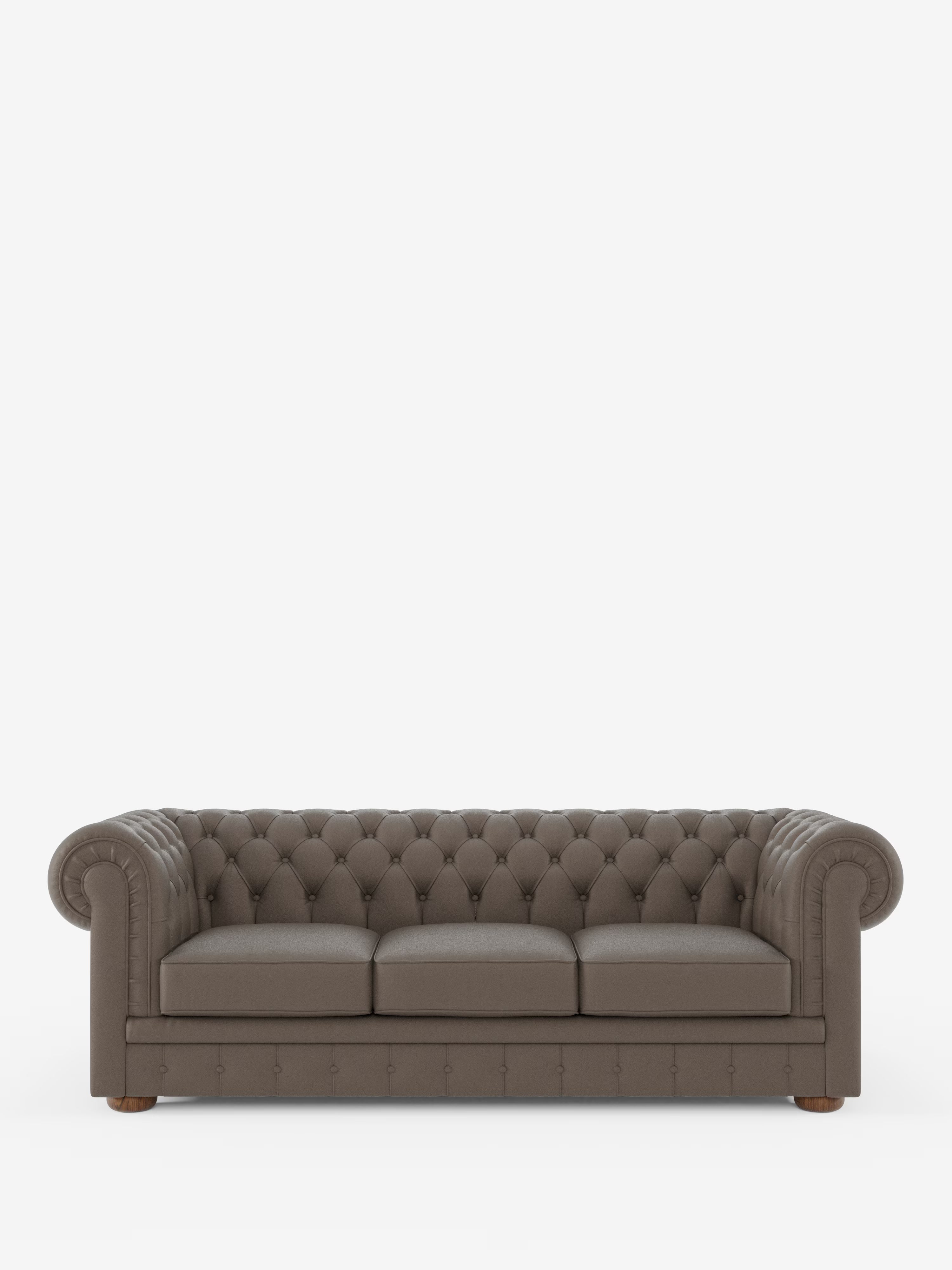 Un divano Chester a 4 posti con 3 sedute in vera pelle – Chesterfield capitonné artigianale di Divani.Store, caratterizzato da un rivestimento in vera pelle marrone con profonda trapuntatura a bottoni, tre cuscini, braccioli arrotondati e piedini in legno, è posizionato su uno sfondo bianco a tinta unita.
