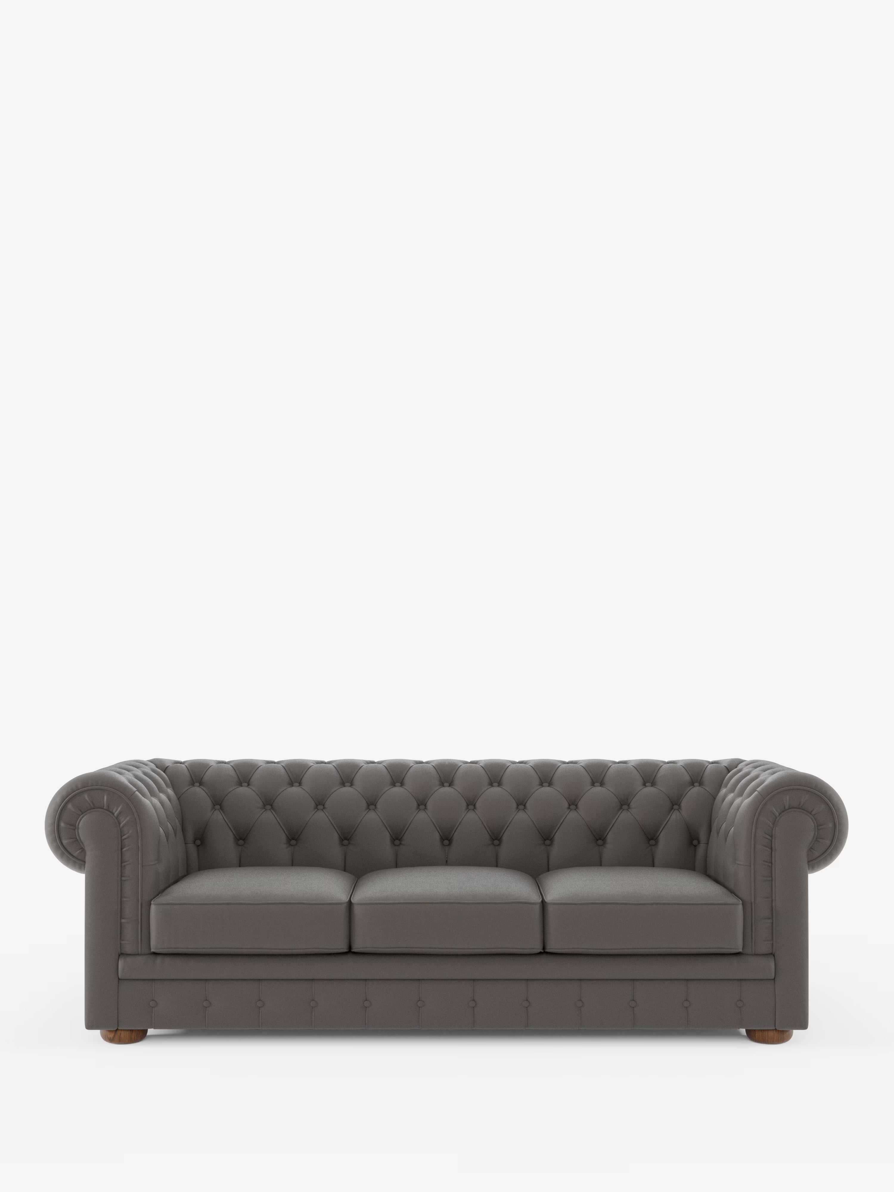 Un divano Chester 4 Posti a 3 posti in vera pelle, colore grigio scuro – Chesterfield Capitonné Artigianale di Divani.Store, caratterizzato da rivestimento in vera pelle, schienale e braccioli capitonné, tre cuscini di seduta e gambe corte in legno, Made in Italy, presentato su uno sfondo bianco a tinta unita.