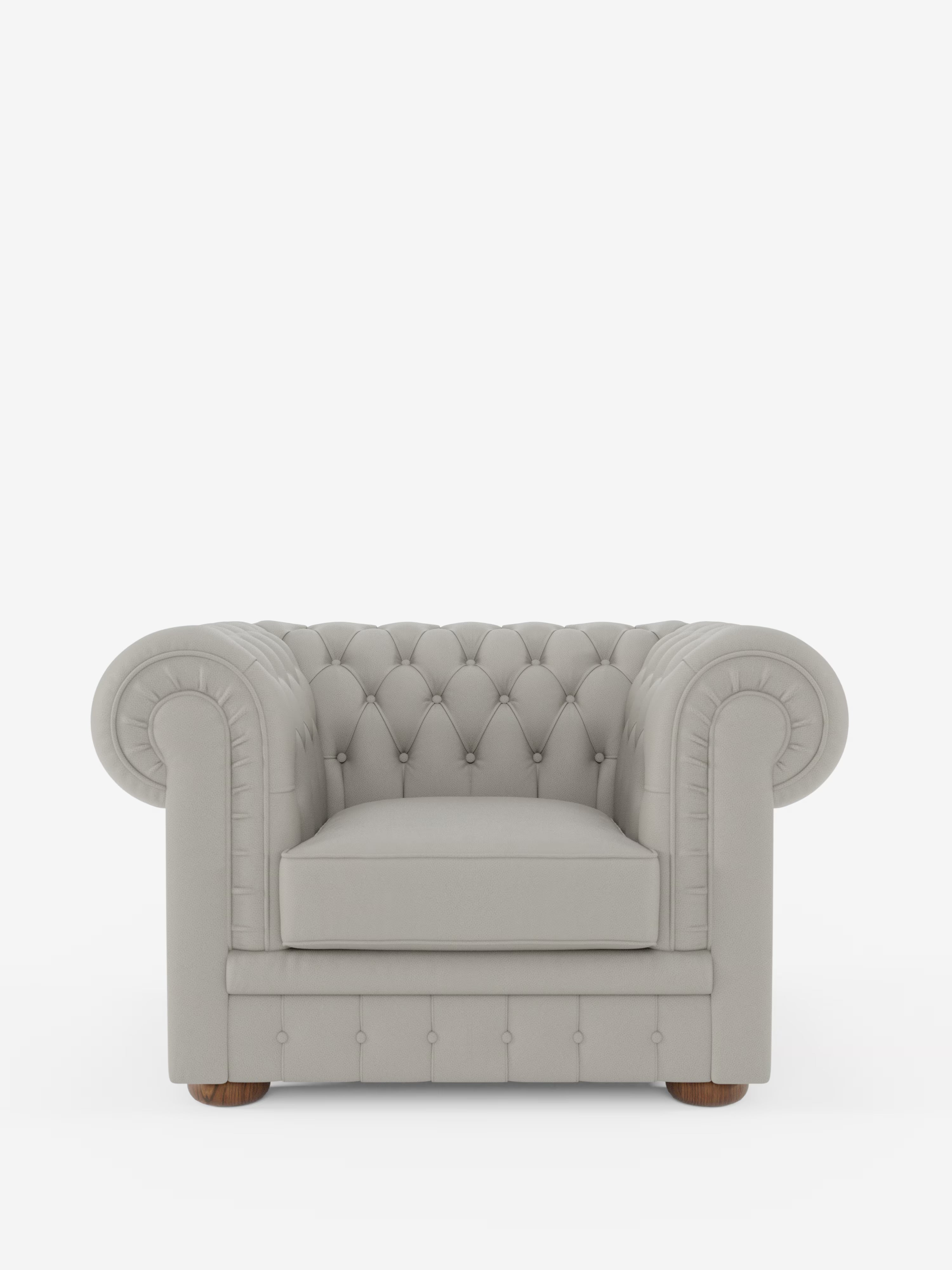 Una poltrona Chester di colore grigio chiaro, realizzata in vera pelle spessorata con capitonné artigianale da Divani.Store, caratterizzata da una profonda trapuntatura a bottoni, braccioli arrotondati e robusti piedini in legno. Il rivestimento in vera pelle, morbido e lussuoso, emana un fascino classico ed elegante. Questa poltrona capitonné dal design intramontabile è messa in risalto su uno sfondo bianco a tinta unita.