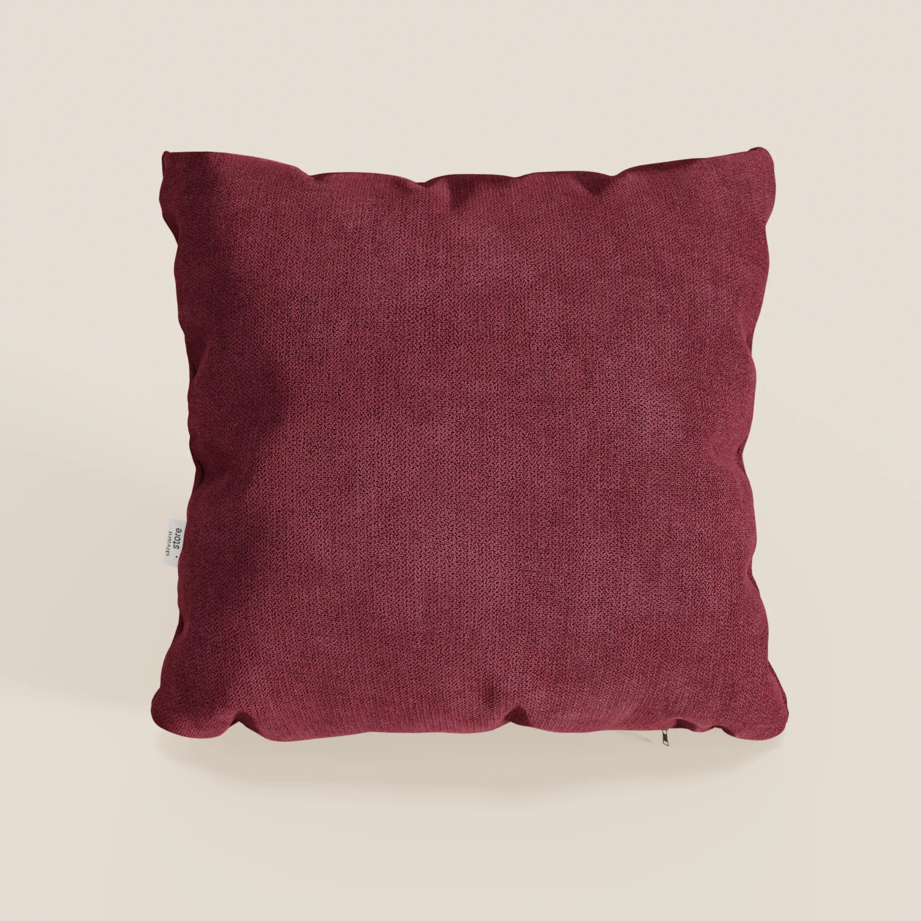 Il cuscino Destiny di Divani.Store, presentato nel colore rosso intenso T02, è caratterizzato da una forma quadrata e da un morbido tessuto impermeabile, con una piccola etichetta bianca sul lato sinistro, su uno sfondo beige chiaro.