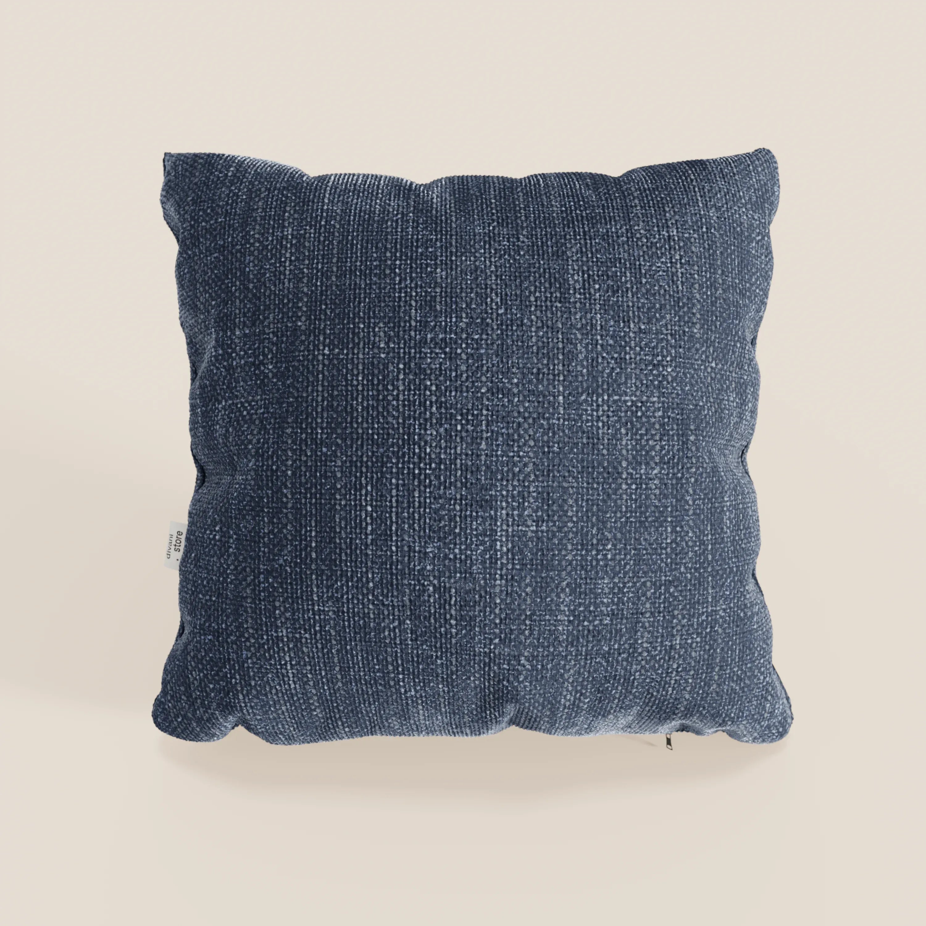Il cuscino Lyon di Divani.Store, in T06 blu morbido tessuto intrecciato impermeabile, è un cuscino quadrato con una finitura morbida e strutturata e una piccola etichetta laterale bianca, raffigurata al centro su uno sfondo bianco chiaro.