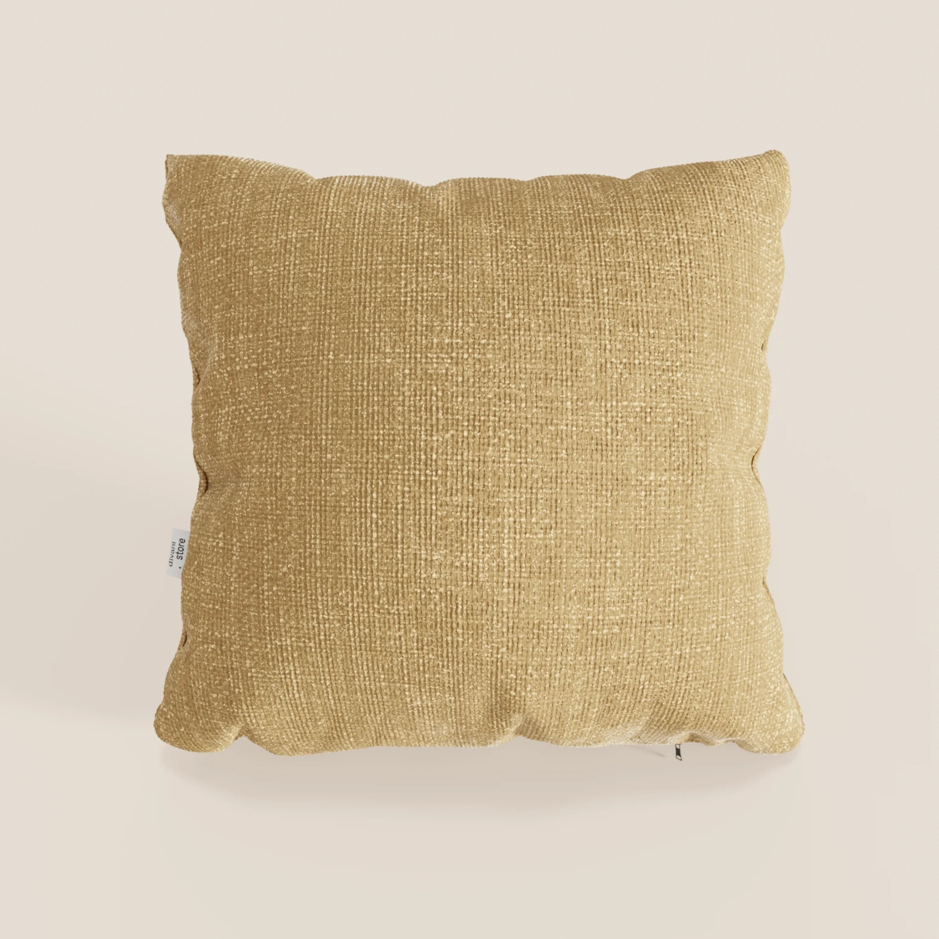 Il cuscino Lyon di Divani.Store, presentato in ocra T06, presenta un design quadrato e strutturato in tessuto morbido intrecciato impermeabile con una piccola etichetta laterale bianca, su uno sfondo bianco sporco.