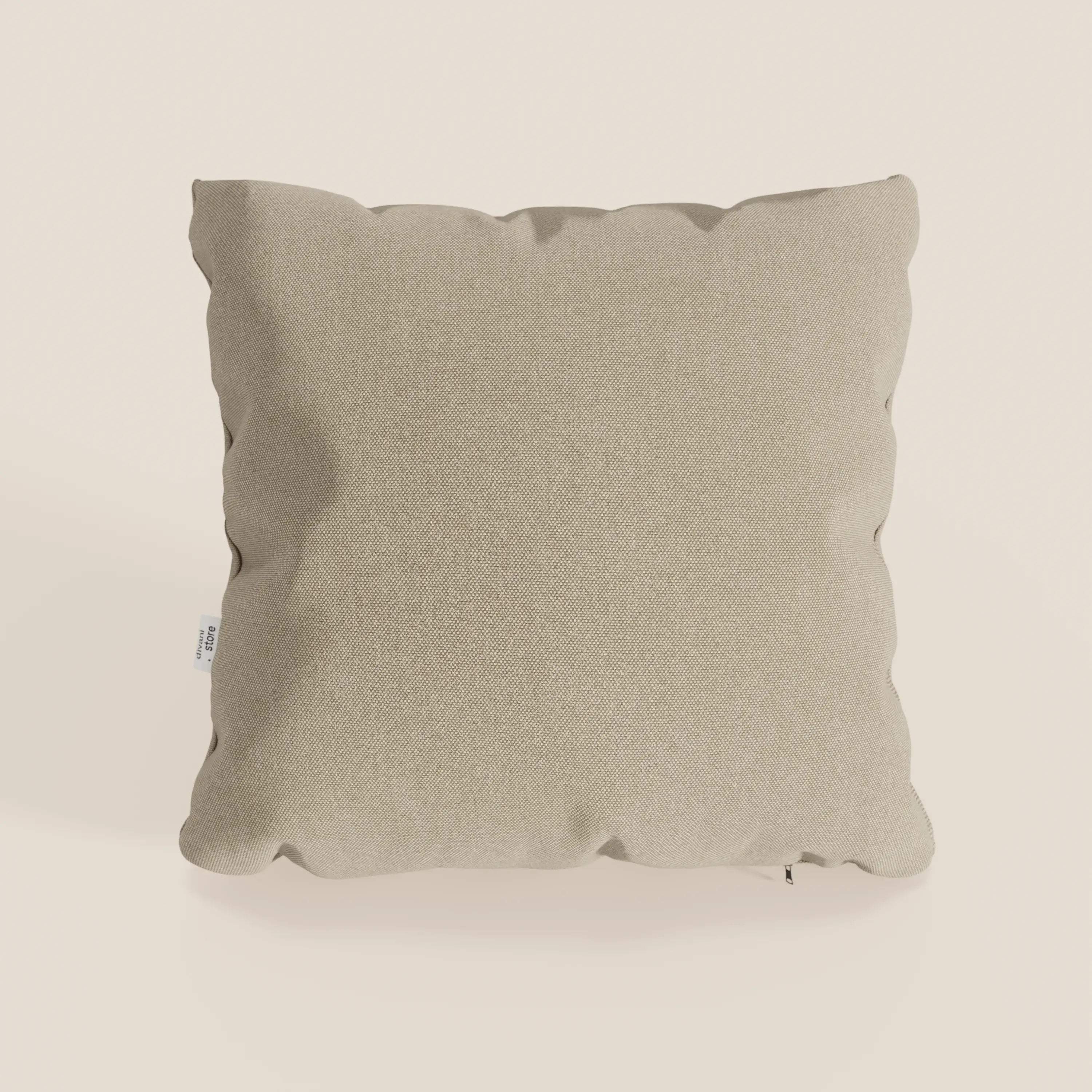 Il cuscino Honey di Divani.Store, presentato in beige, è caratterizzato da un design quadrato in tessuto impermeabile T13 simile al cotone con una texture sottile. Bordi leggermente arrotondati, aspetto morbido e una piccola etichetta bianca sulla sinistra. Fodera 45x45 inclusa.