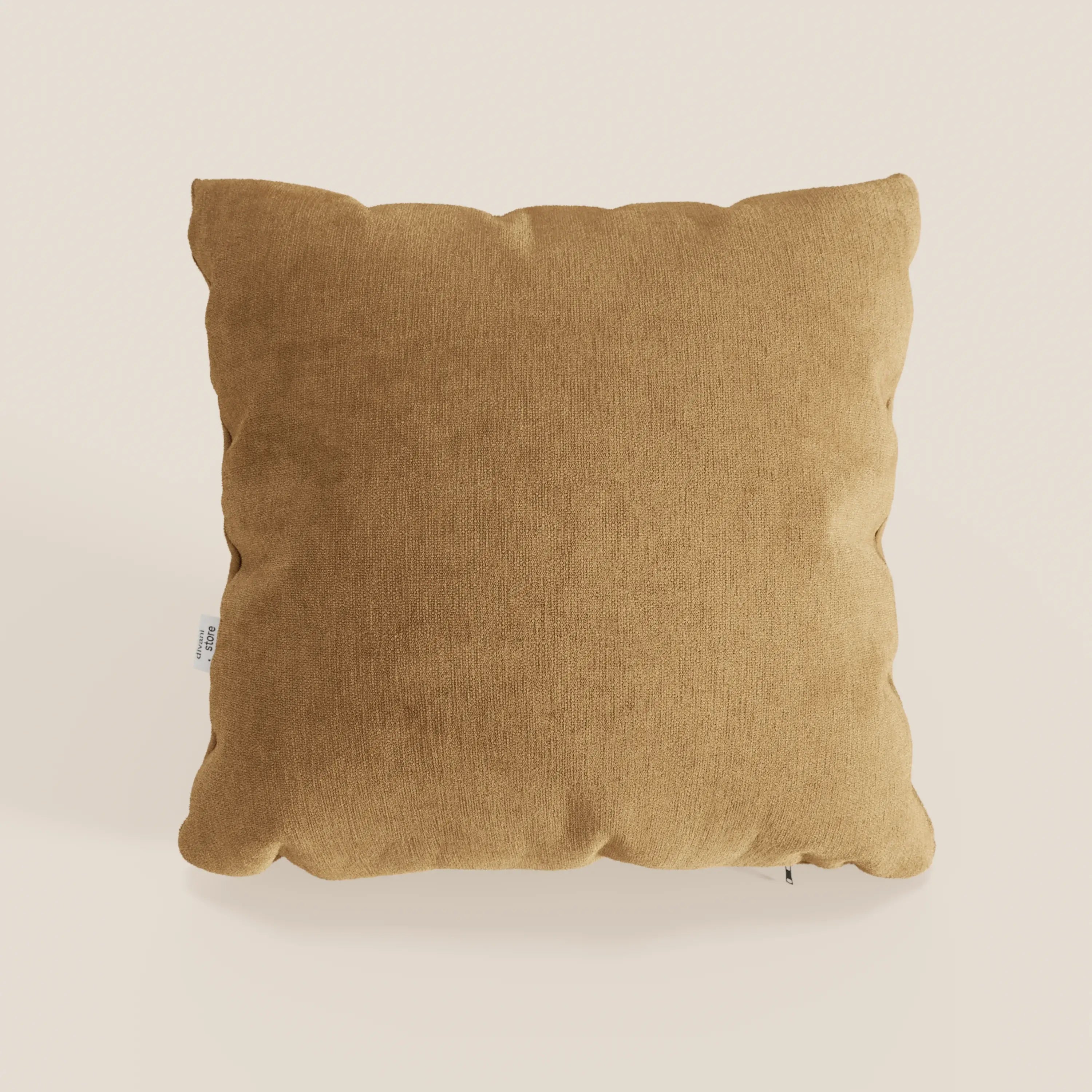 Bolero cuscino quadrato giallo senape di Divani.Store, realizzato in morbido tessuto T31 lavabile in lavatrice, impermeabile e antirestringimento. Presenta una forma leggermente grassa con una piccola etichetta bianca, su uno sfondo beige neutro.