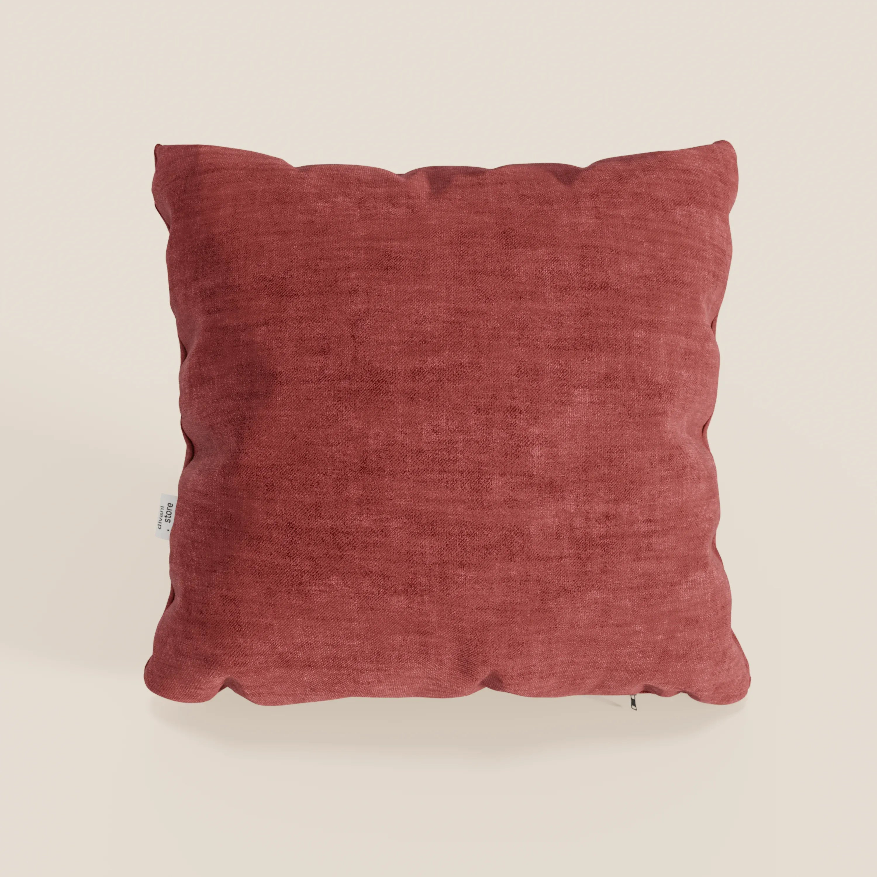 Il cuscino Sofia di Divani.Store, presentato in rosso con forma quadrata e tessuto Easy Clean T35 in velluto, presenta bordi leggermente irregolari e una piccola etichetta bianca, su uno sfondo chiaro.