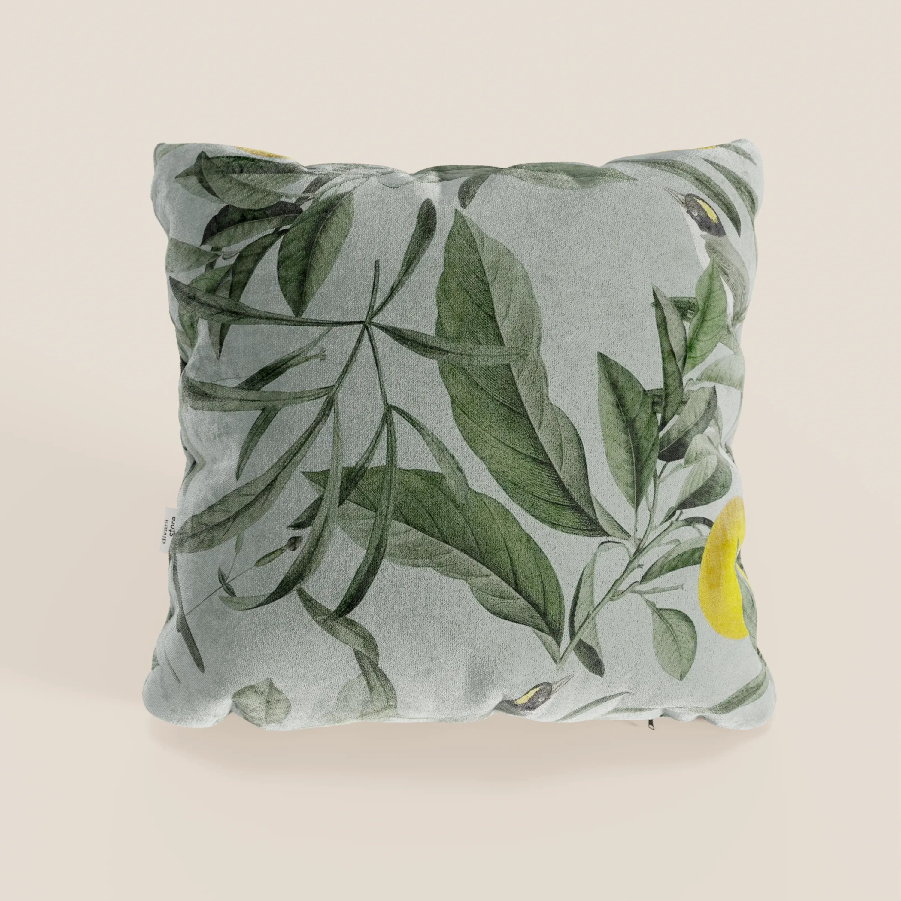 Lemon elegante collezione di cuscini a fantasia in velluto impermeabile verde di Divani.Store è un cuscino quadrato in peluche e lavabile con foglie verdi sovrapposte e accenti gialli, su sfondo bianco sporco.