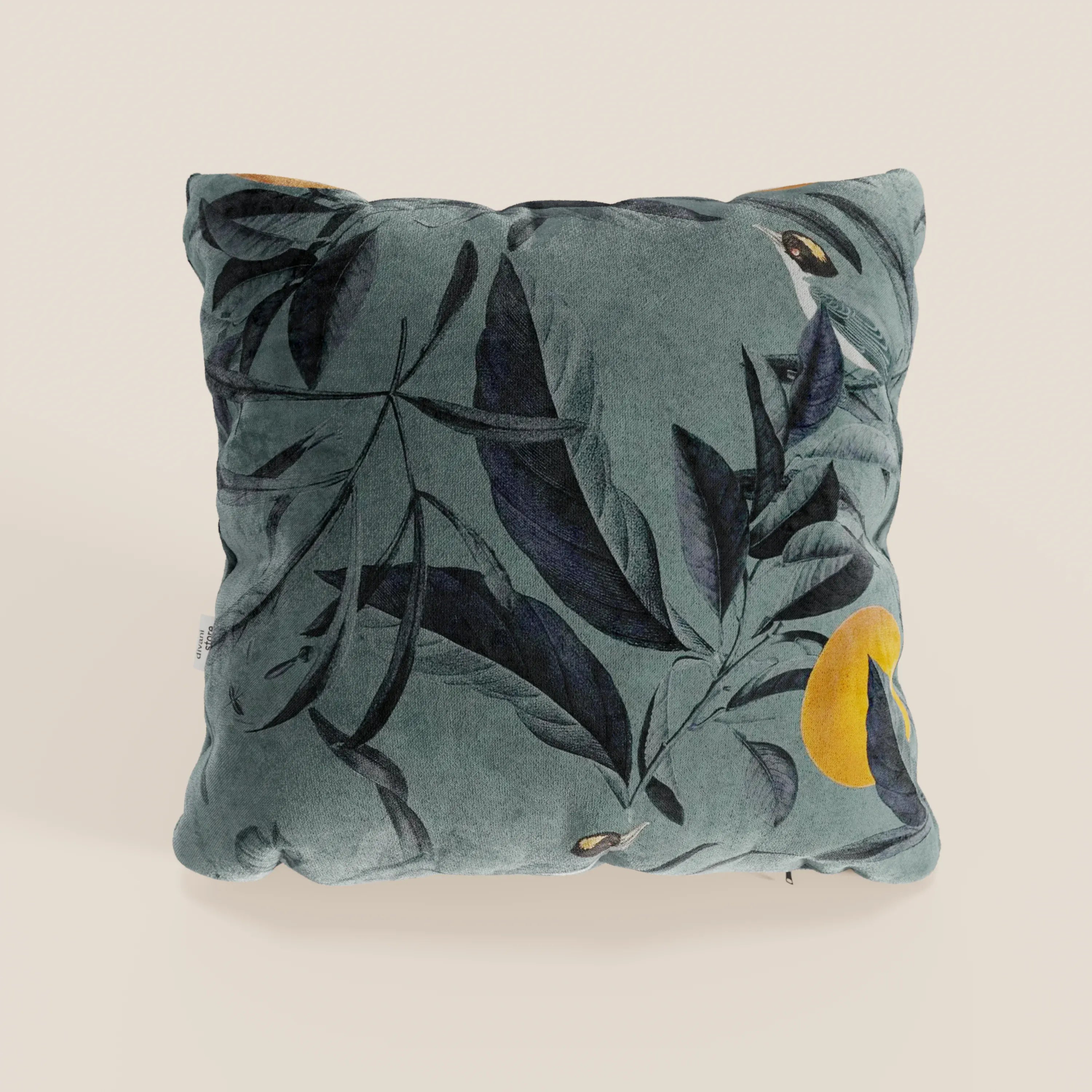 Il cuscino elegante Lemon di Divani.Store è caratterizzato da un velluto idrorepellente color petrolio con un motivo botanico, foglie blu scuro, steli neri e accenti gialli a mezzaluna: una scelta elegante per le composizioni decorative.