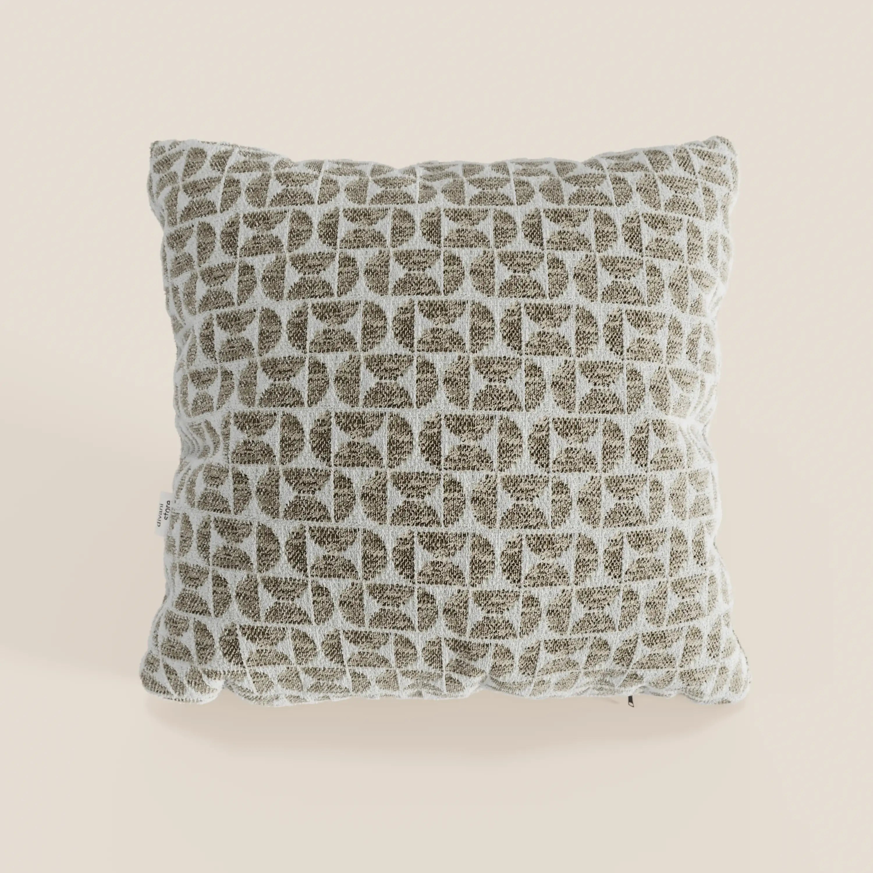 Il cuscino Naxos Decoro 45x45 in lino di Divani.Store presenta un motivo a griglia nei toni del beige e del bianco con forme marroni in rilievo. Il suo design elegante e neutro dona un tocco di stile moderno e una texture delicata a qualsiasi ambiente.