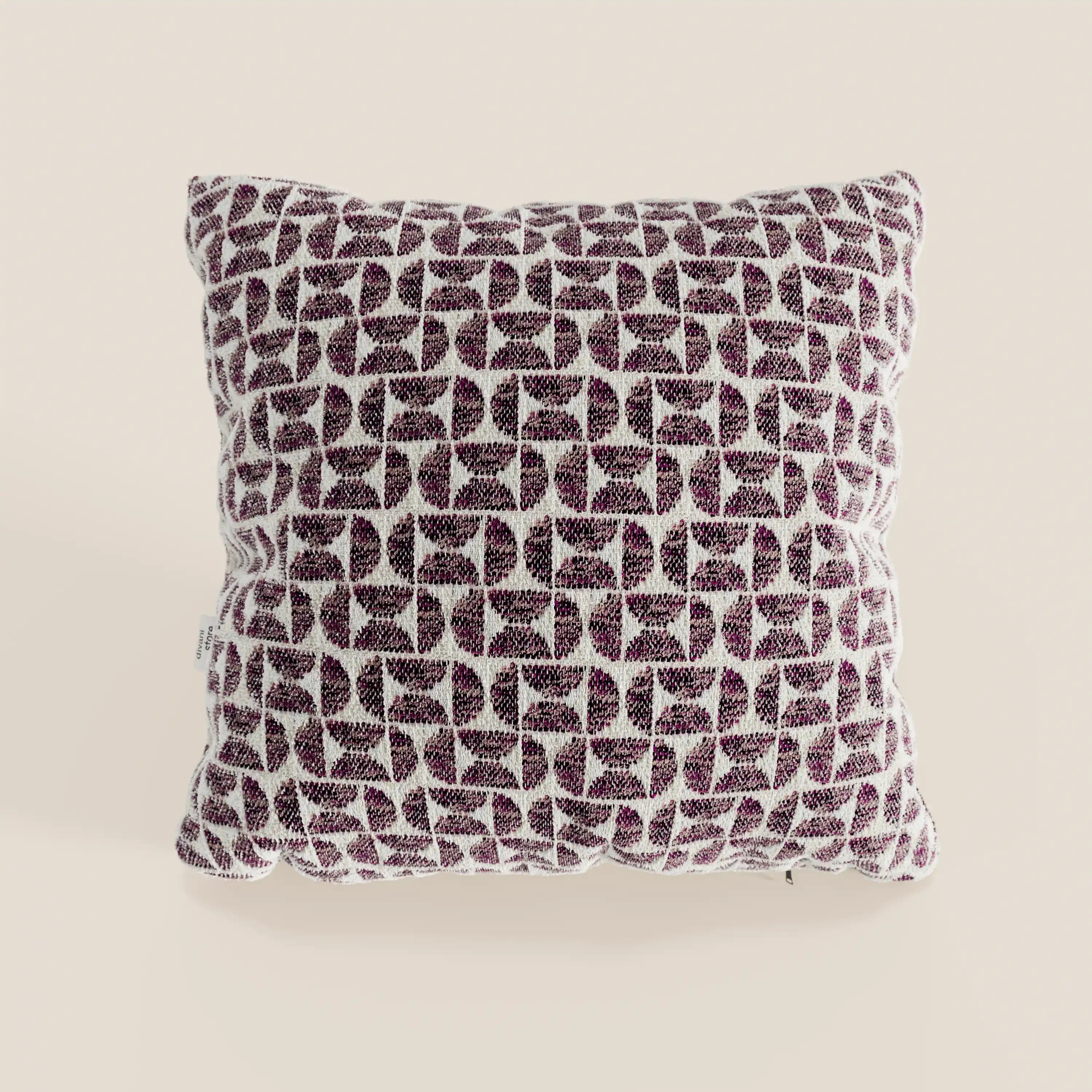 Il cuscino Naxos Decoro 45x45 in lino di Divani.Store presenta un motivo geometrico in rilievo con triangoli viola e bianchi su sfondo color crema, che dona un tocco di eleganza a qualsiasi ambiente.
