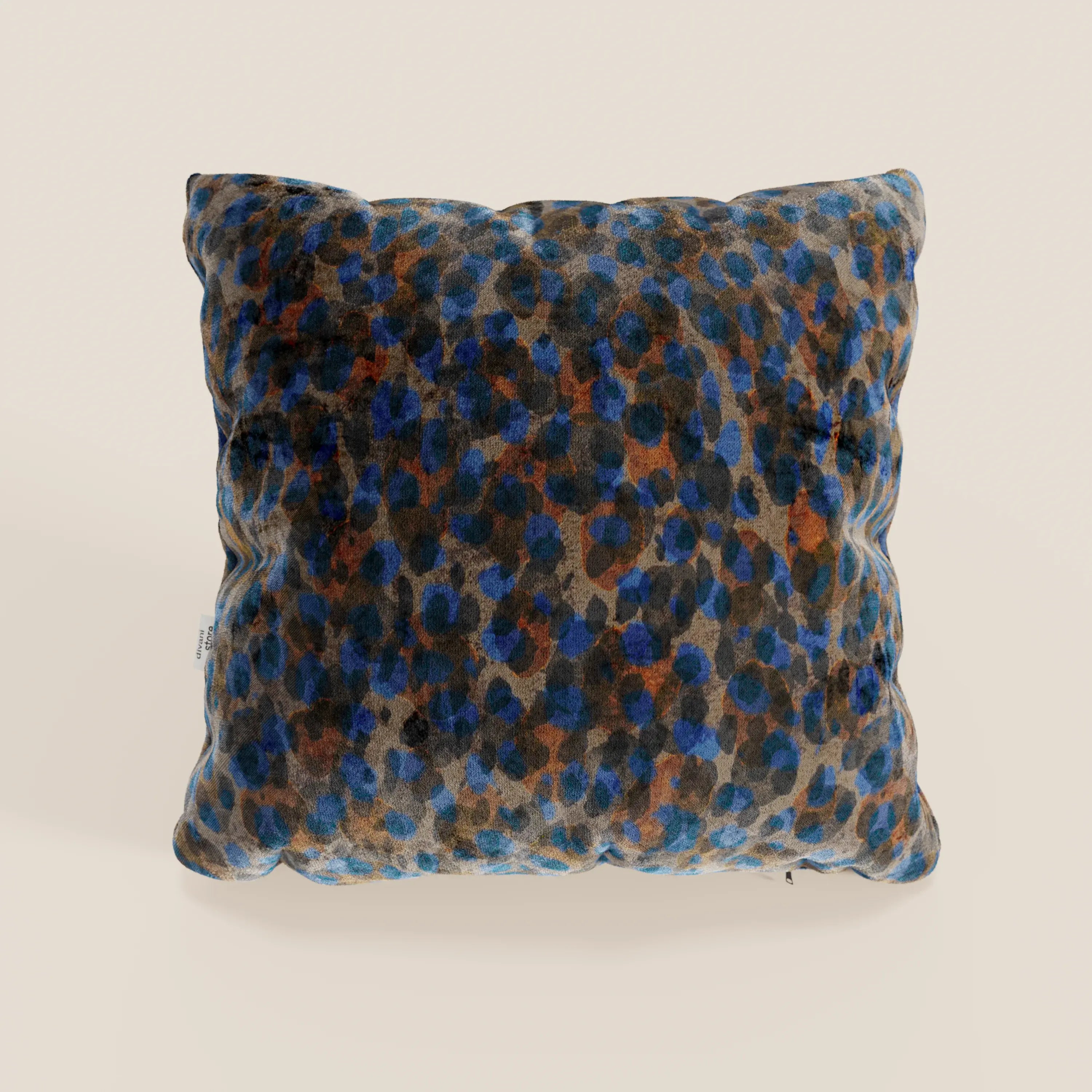 Il cuscino Brush di Divani.Store, realizzato in velluto blu impermeabile, è un elegante accento moderno. Parte dei nostri cuscini arredo moderni, questo elegante cuscino lavabile si adatta a qualsiasi spazio neutro con il suo design audace e la sua texture morbida.