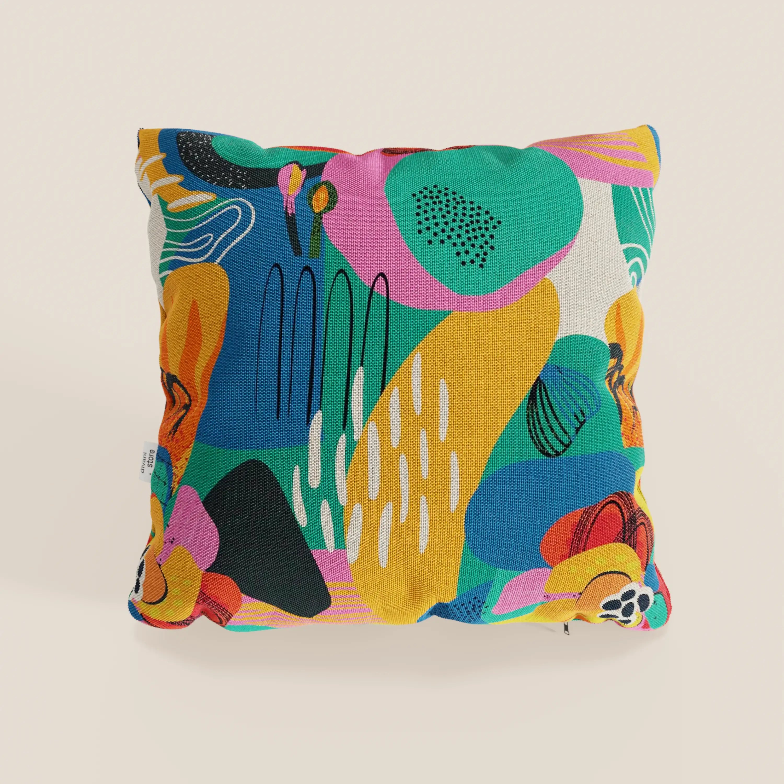 Il cuscino quadrato Joy collezione di Divani.Store è caratterizzato da un fresco cotone giallo impermeabile con forme e punti astratti multicolore sovrapposti; lavabile in lavatrice per una facile manutenzione.