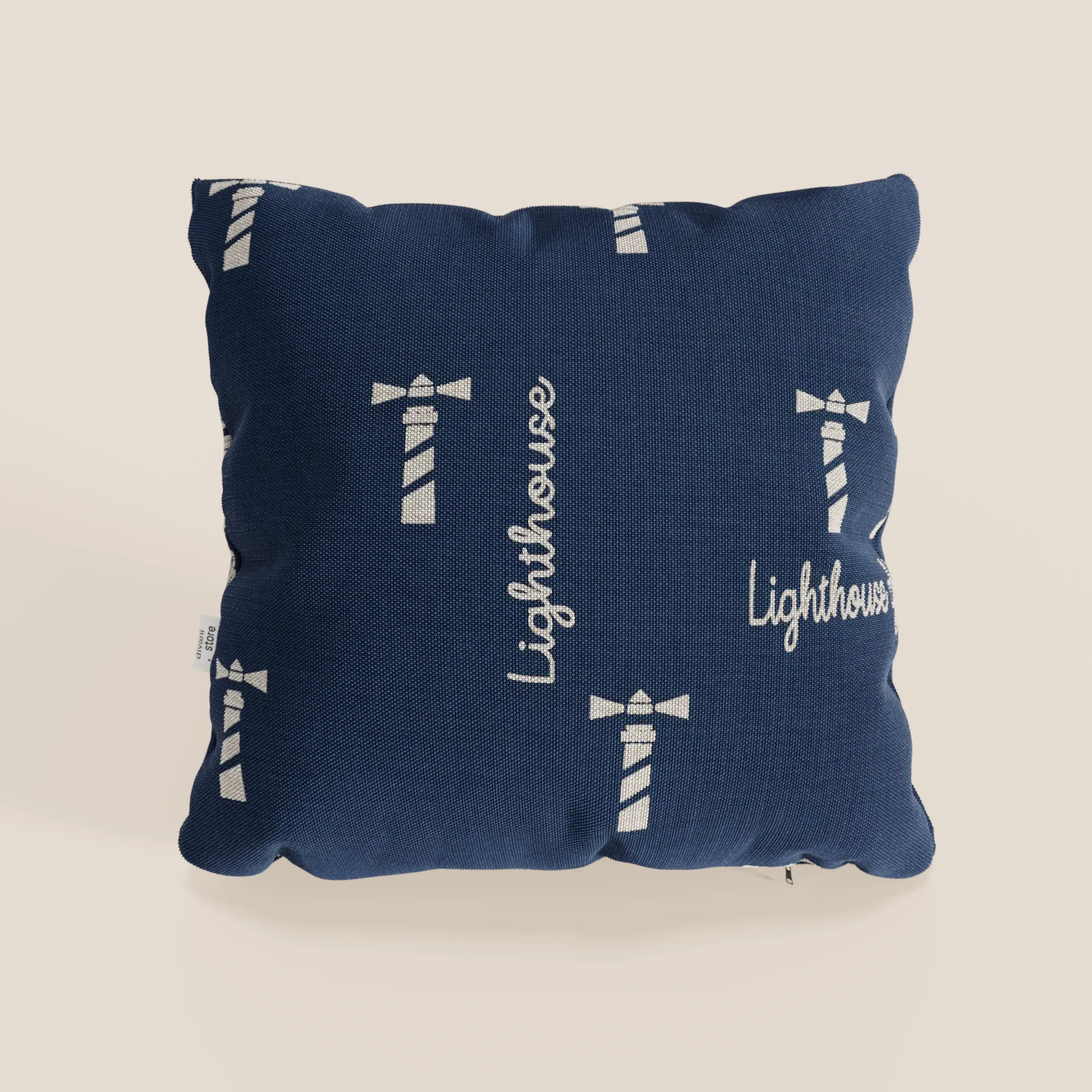 La collezione di cuscini Nautilus di Divani.Store è caratterizzata da un cuscino quadrato impermeabile di colore blu con grafica bianca del faro e scritta "Lighthouse" in corsivo, perfetto per un arredamento a tema marino elegante e facile da pulire.