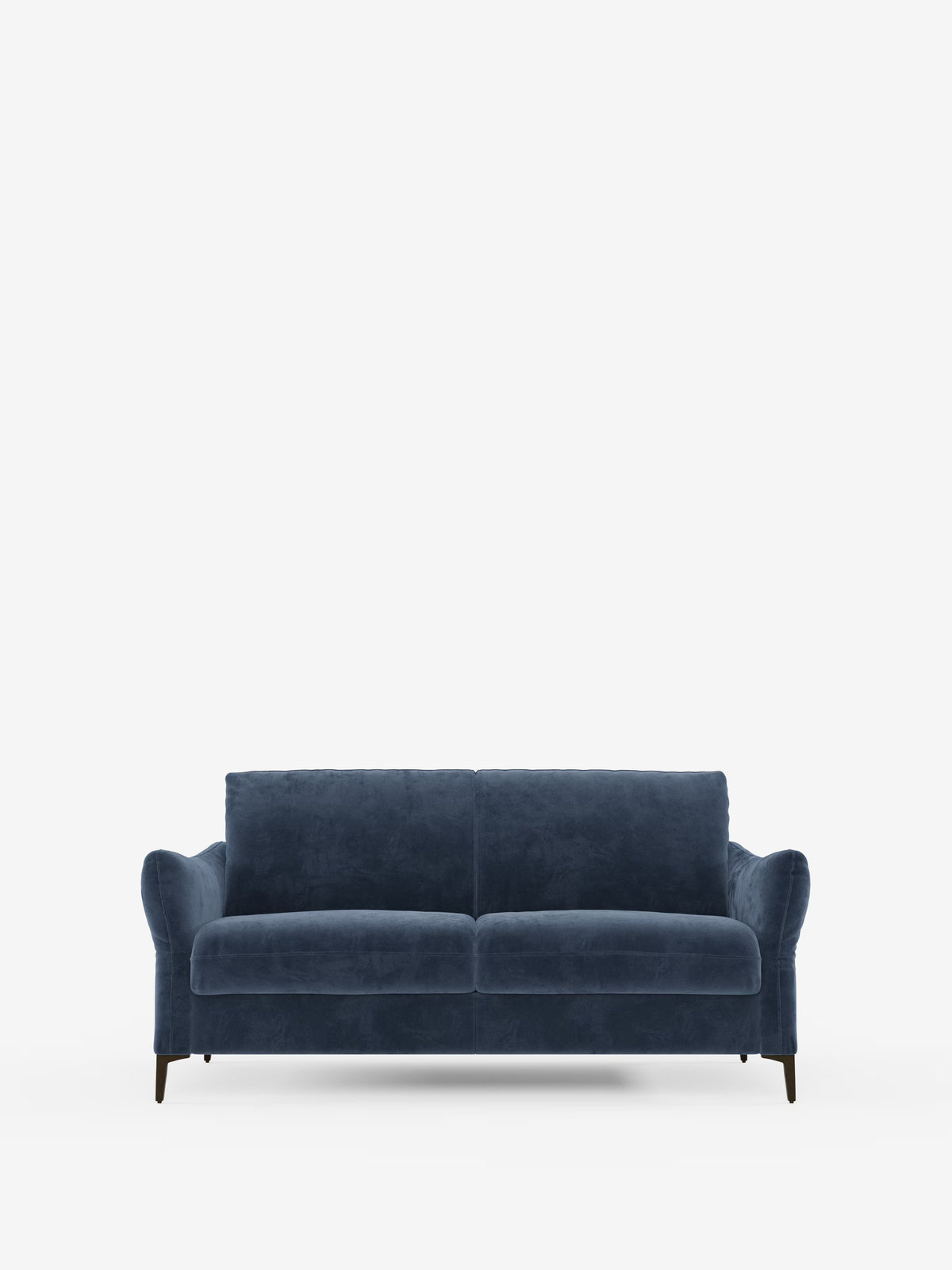 Un divano letto Dalia in stile contemporaneo di Divani.Store, qui presentato in tessuto T30, un vellutino smacchiabile blu scuro, presenta braccioli leggermente ricurvi, morbidi cuscini di seduta e sottili gambe nere, il tutto su uno sfondo bianco a tinta unita.