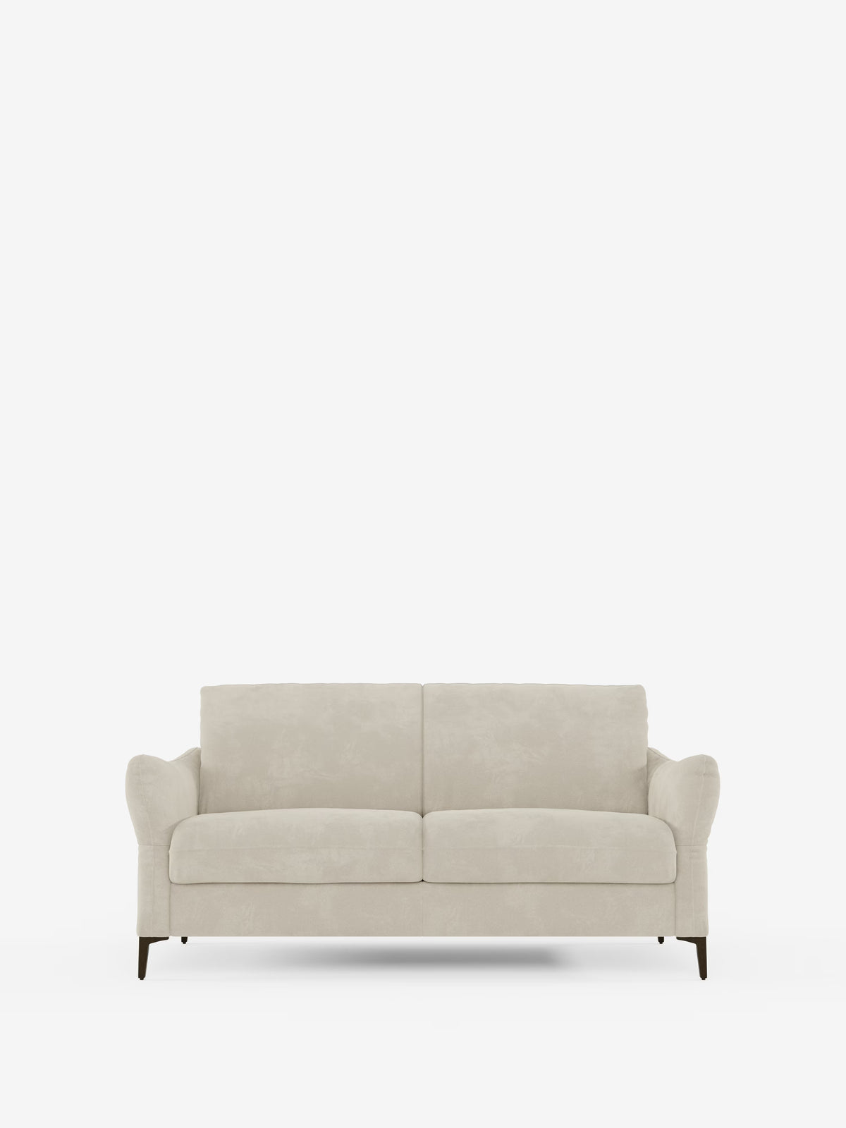 Un divano letto Dalia imbottito color beige di Divani.Store, disponibile nelle versioni a 2, 3 o 4 posti con due cuscini di seduta, due cuscini dello schienale e braccioli leggermente ricurvi. Il divano presenta gambe in legno scuro e un design moderno e minimalista in tessuto di velluto T30 antimacchia, che risalta su uno sfondo bianco a tinta unita.