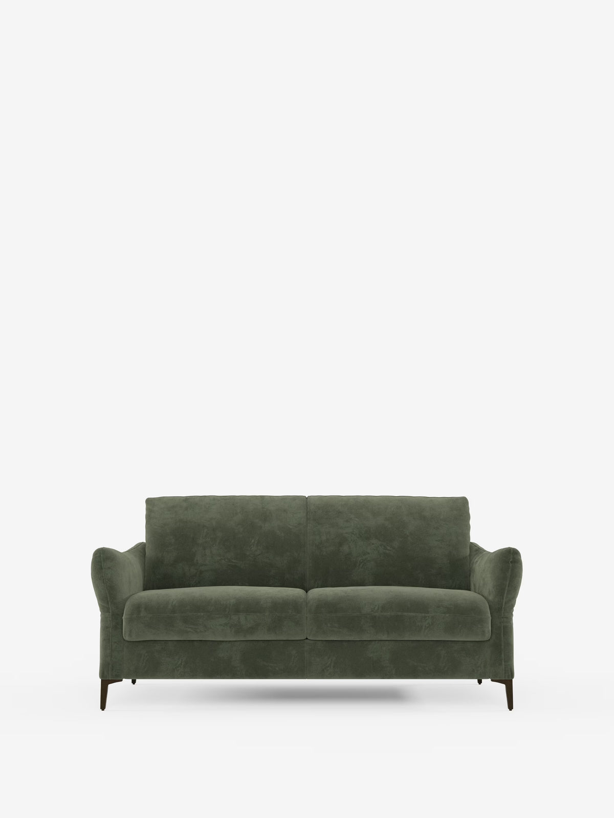 Un divano letto Dalia verde di Divani.Store, disponibile nelle versioni a 2, 3 o 4 posti con materasso H18 e rivestimento in velluto moderno antimacchia (T30), caratterizzato da braccioli curvi, due cuscini di seduta e gambe in legno, è posizionato al centro su uno sfondo bianco a tinta unita. Questo “divano scandinavo” presenta un design moderno e minimalista, caratterizzato da linee pulite e da un morbido rivestimento.