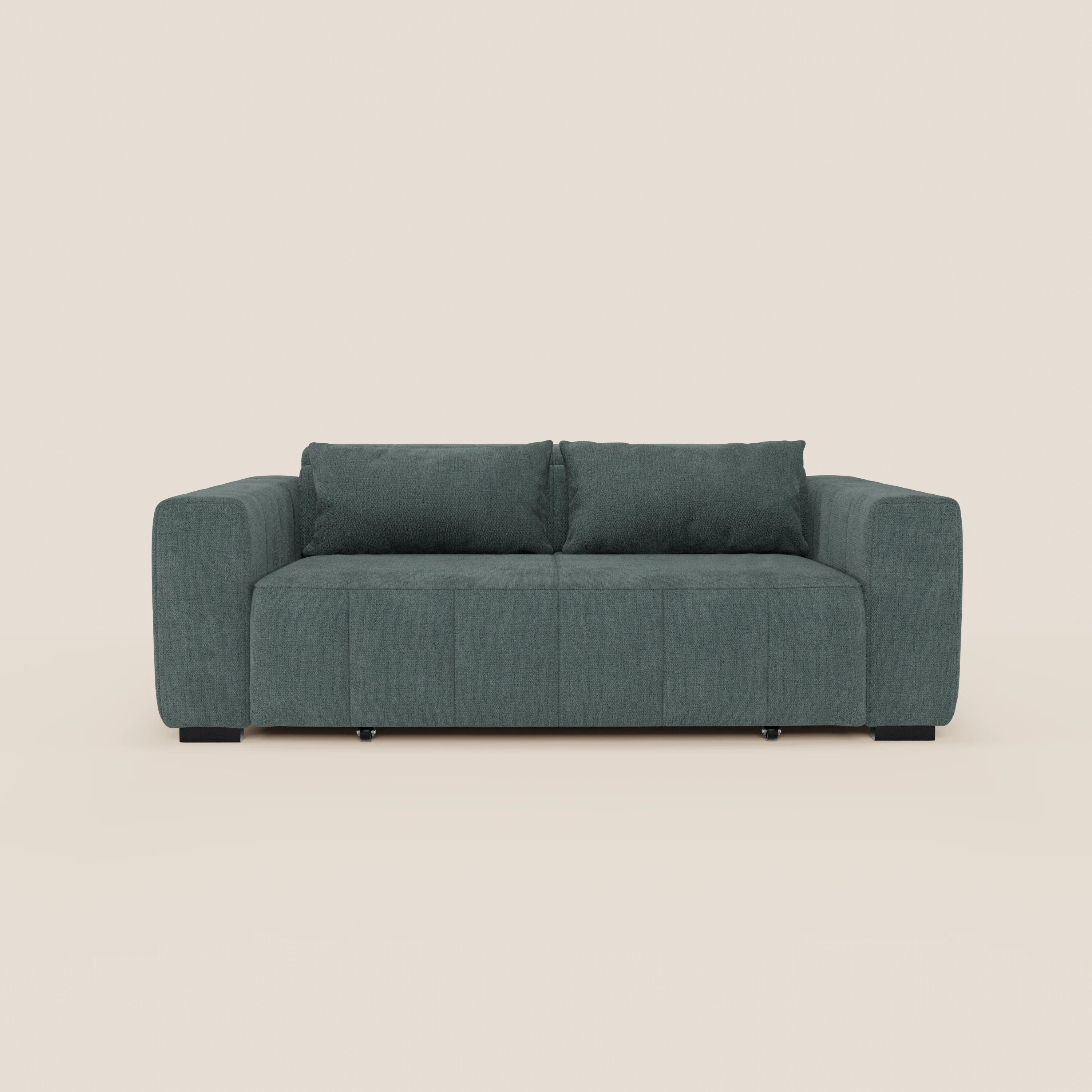 Il divano Doric 3 posti di Divani.Store è caratterizzato da un design moderno in color verde scuro con ampi braccioli, due grandi cuscini di schienale, sottili cuciture frontali, gambe corte nere e sedute allungabili tramite relax elettrico e poggiatesta reclinabile.