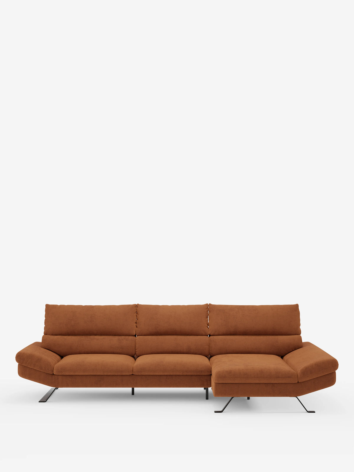 Eclipse Divano angolare con penisola e schienali traslanti in microfibra tecnica smacchiabile T11 di Divani.Store è un moderno divano componibile con rivestimento color ruggine, dotato di tre cuscini di seduta e una chaise longue sul lato destro per il massimo comfort. Questo divano elegante e rilassante poggia su sottili gambe in metallo nero e presenta uno schienale basso e ampio, il tutto su uno sfondo bianco a tinta unita.