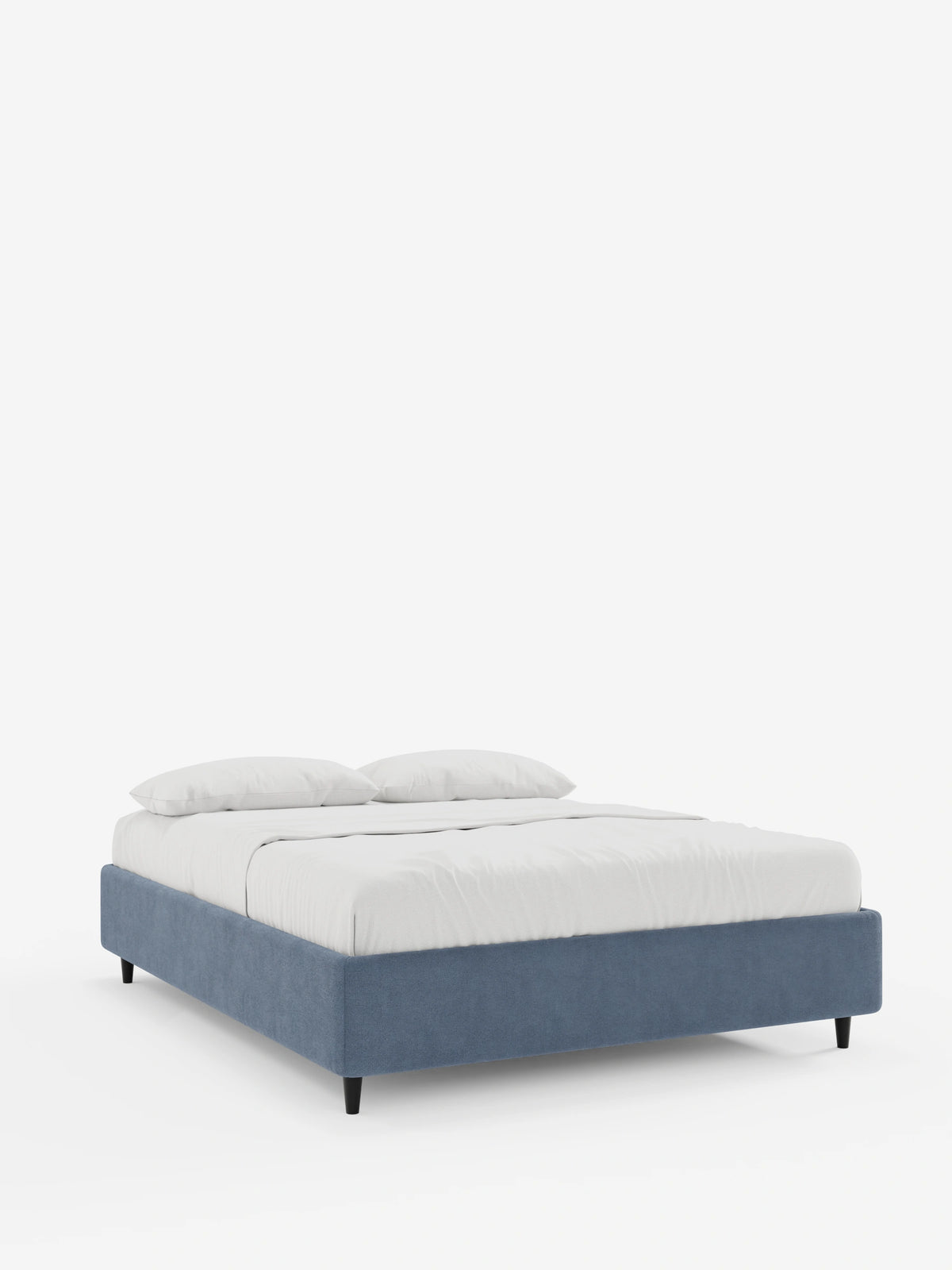 Il letto sommier imbottito ERON con contenitore in tessuto impermeabile certificato Oeko-Tex è una struttura da letto imbottita di colore blu, dal profilo basso, con gambe corte nere, rivestita con lenzuola bianche su uno sfondo a tinta unita.