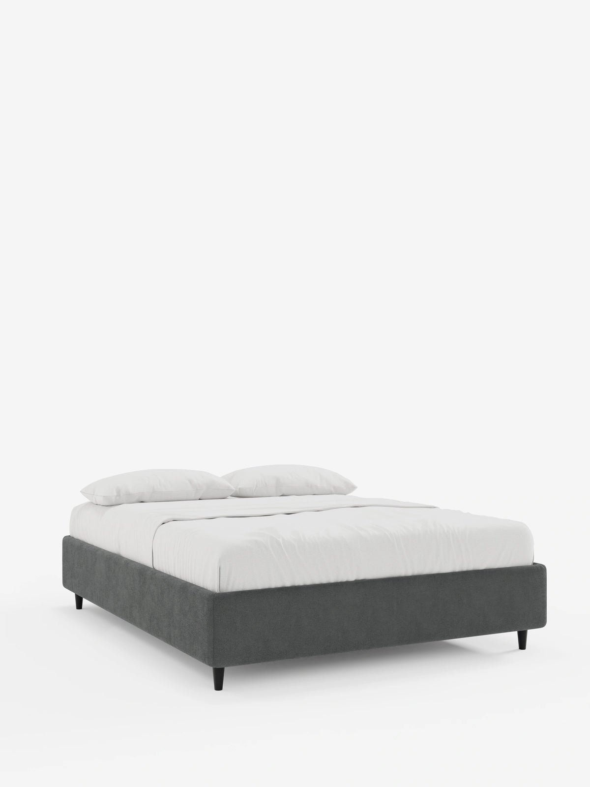 Il letto sommier imbottito ERON con contenitore in tessuto impermeabile certificato Oeko-Tex presenta una base imbottita grigio scuro su gambe corte nere affusolate, con un materasso bianco candido e due cuscini coordinati su uno sfondo grigio chiaro.