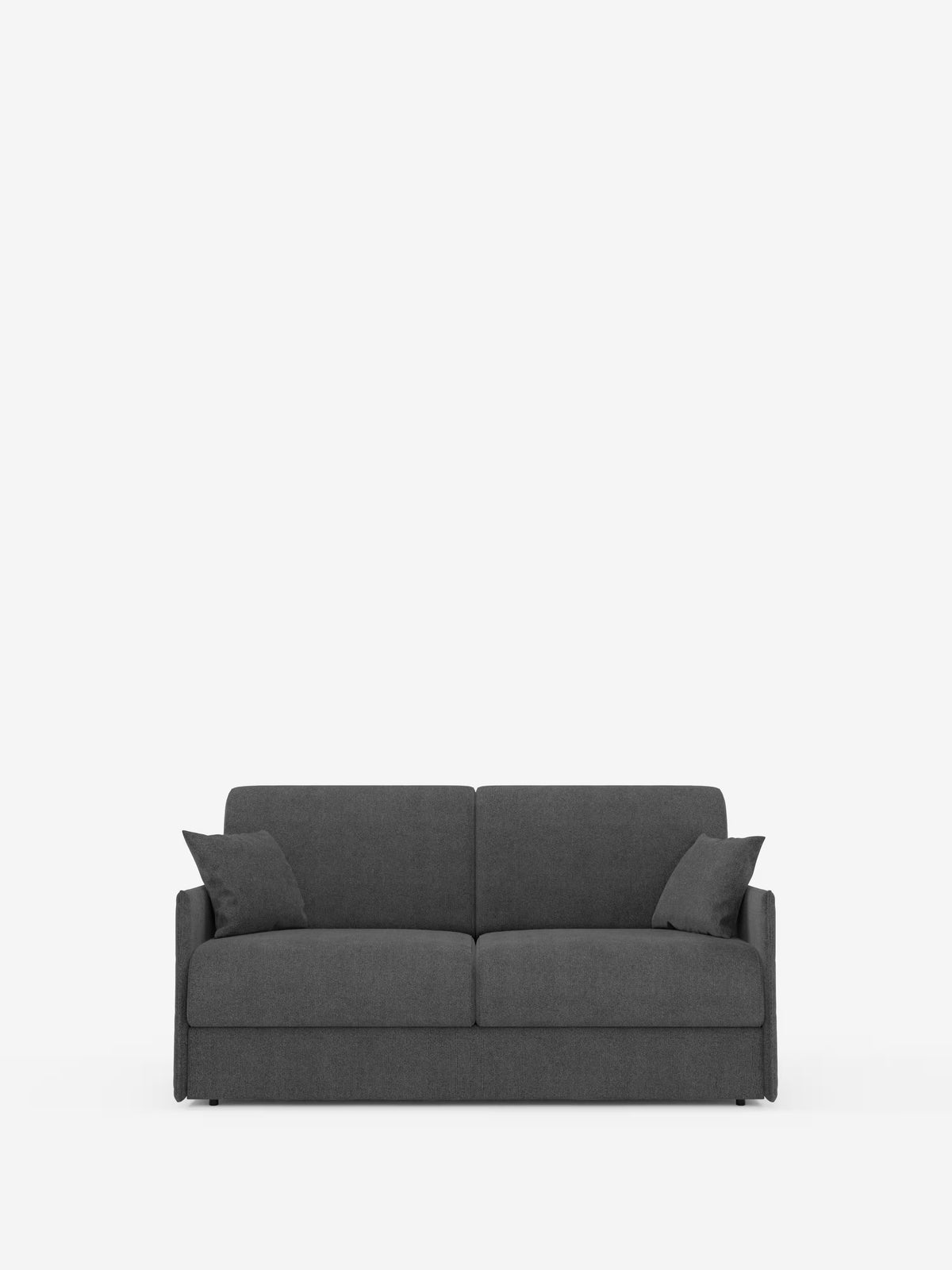 Un divano moderno a due posti color grigio scuro, con braccioli dritti, due cuscini di seduta e due cuscini decorativi abbinati, su uno sfondo bianco a tinta unita: questo divano letto matrimoniale sfoderabile Evans di Divani.Store presenta un design compatto e un vano porta-cuscini integrato, offrendo stile sofisticato e funzionalità grazie al tessuto smacchiabile T23 senza rinunciare allo spazio.