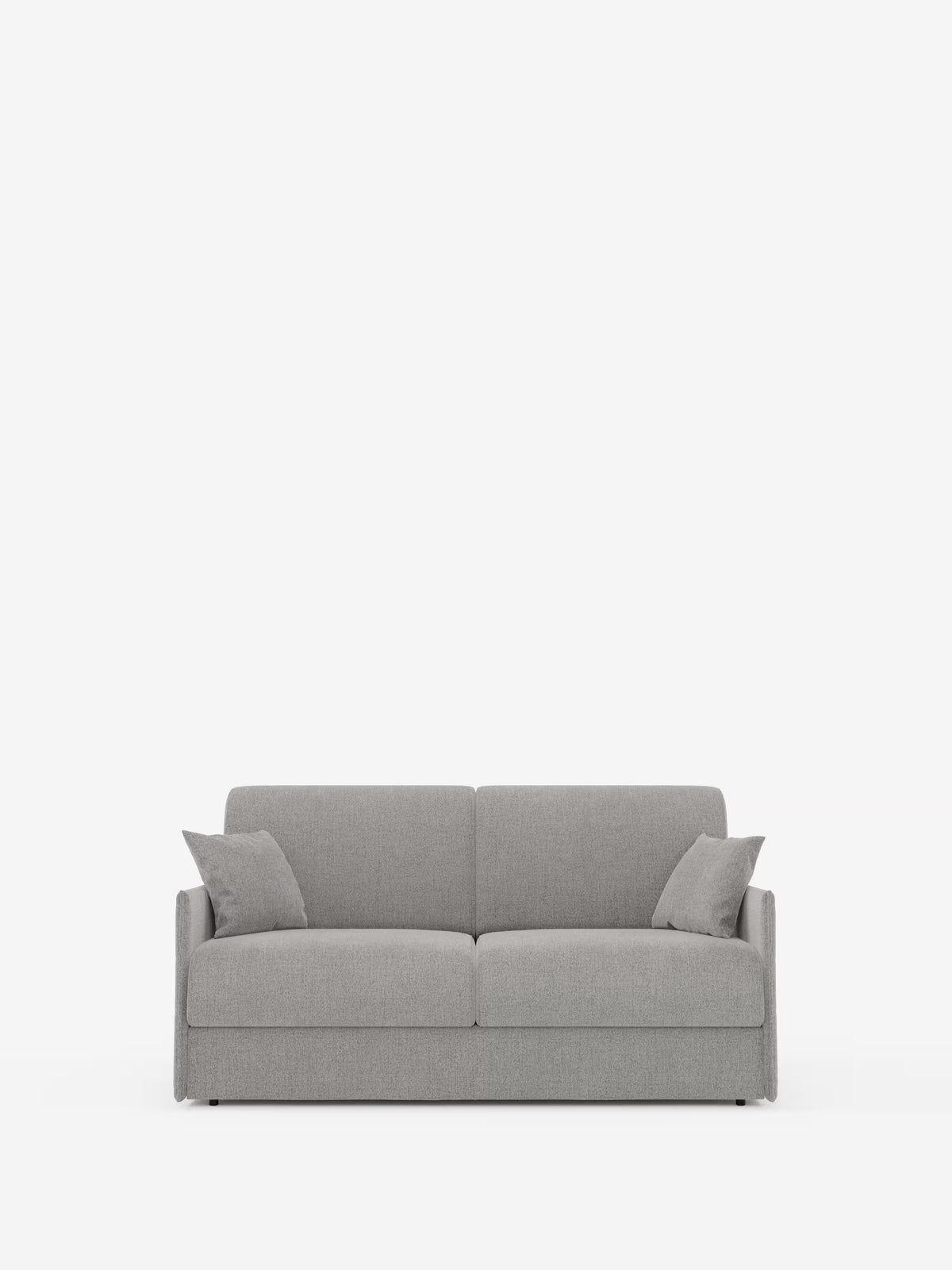 Il divano letto matrimoniale sfoderabile Evans di Divani.Store presenta un rivestimento in tessuto T23 grigio chiaro e antimacchia, con due cuscini di seduta, due cuscini quadrati abbinati per lo schienale e due cuscini decorativi più piccoli. Il suo design moderno e minimalista è caratterizzato da linee rette e dall’assenza di gambe a vista, che gli conferiscono un profilo compatto e un pratico vano porta guanciali: una soluzione salvaspazio perfetta per chi cerca funzionalità e stile. Immagine su sfondo