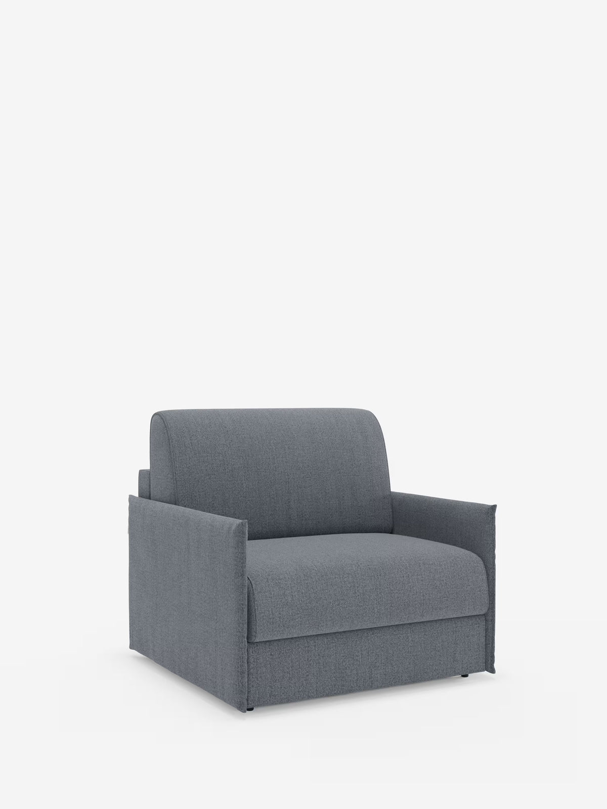 Su uno sfondo bianco semplice, viene presentata la poltrona letto compatta con materasso Evans di Divani.Store: una moderna poltrona imbottita grigia dalla silhouette squadrata e dalle linee pulite. Progettata come soluzione salvaspazio, questa poltrona sfoderabile in tessuto smacchiabile T23 presenta braccioli spessi, uno schienale rigido e una seduta bassa e ampia, unendo comfort e versatilità per adattarsi a qualsiasi ambiente contemporaneo.