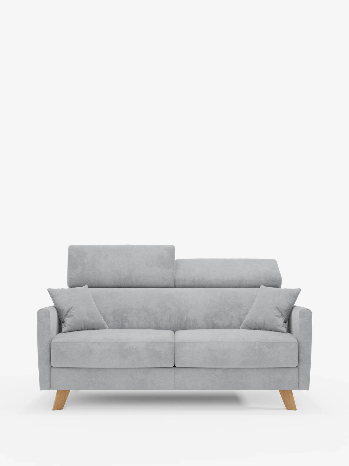 Un moderno “Francy divano letto” di colore grigio chiaro di Divani.Store, dotato di poggiatesta regolabili, due cuscini di seduta, due cuscini dello schienale e due cuscini decorativi coordinati. Rivestito con un elegante tessuto T30 resistente alle macchie e completamente sfoderabile, presenta un design minimalista e contemporaneo con uno schienale leggermente reclinabile e gambe in legno inclinate, il tutto su uno sfondo bianco a tinta unita.