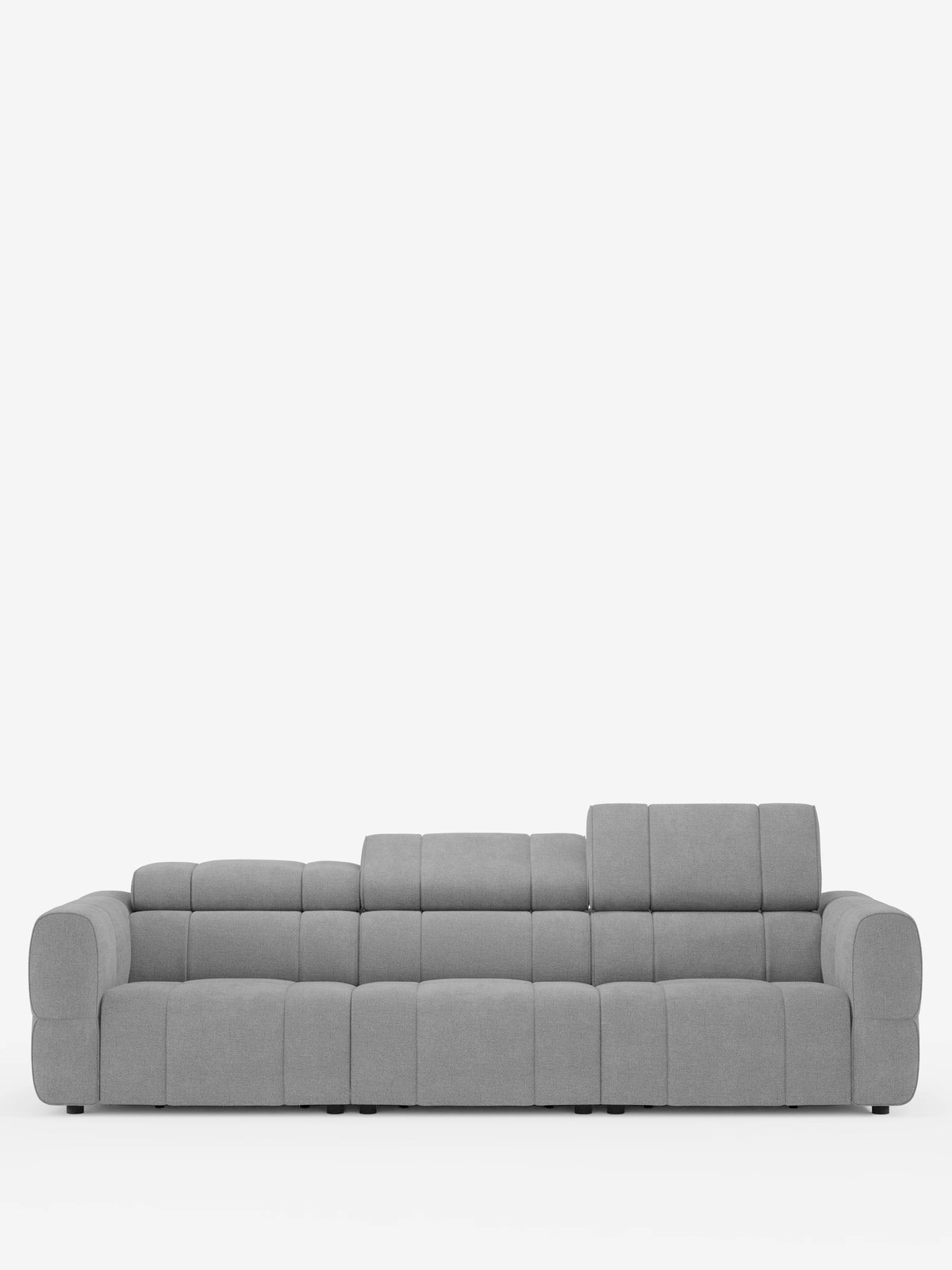 Un divano modulare Giotto a 4 posti con poggiatesta reclinabili e funzione relax elettrica opzionale, rivestito in tessuto smacchiabile T23 grigio testurizzato, è raffigurato su uno sfondo bianco; presenta un design trapuntato con un poggiatesta rialzato.