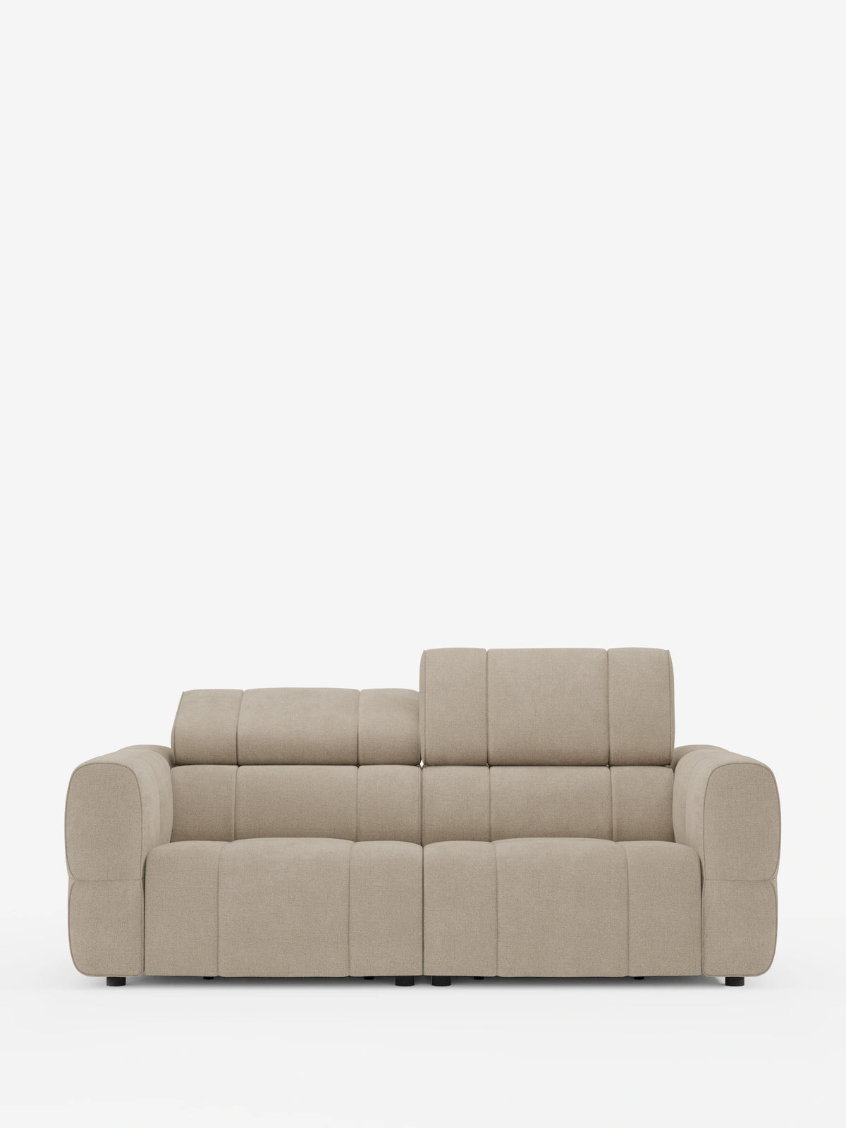 Un divano modulare Giotto a 3 posti, con poggiatesta reclinabili e funzione relax elettrica opzionale, rivestito in tessuto smacchiabile T23 beige, raffigurato al centro su uno sfondo bianco, con braccioli spessi, il poggiatesta sinistro ribaltato e quello destro sollevato.