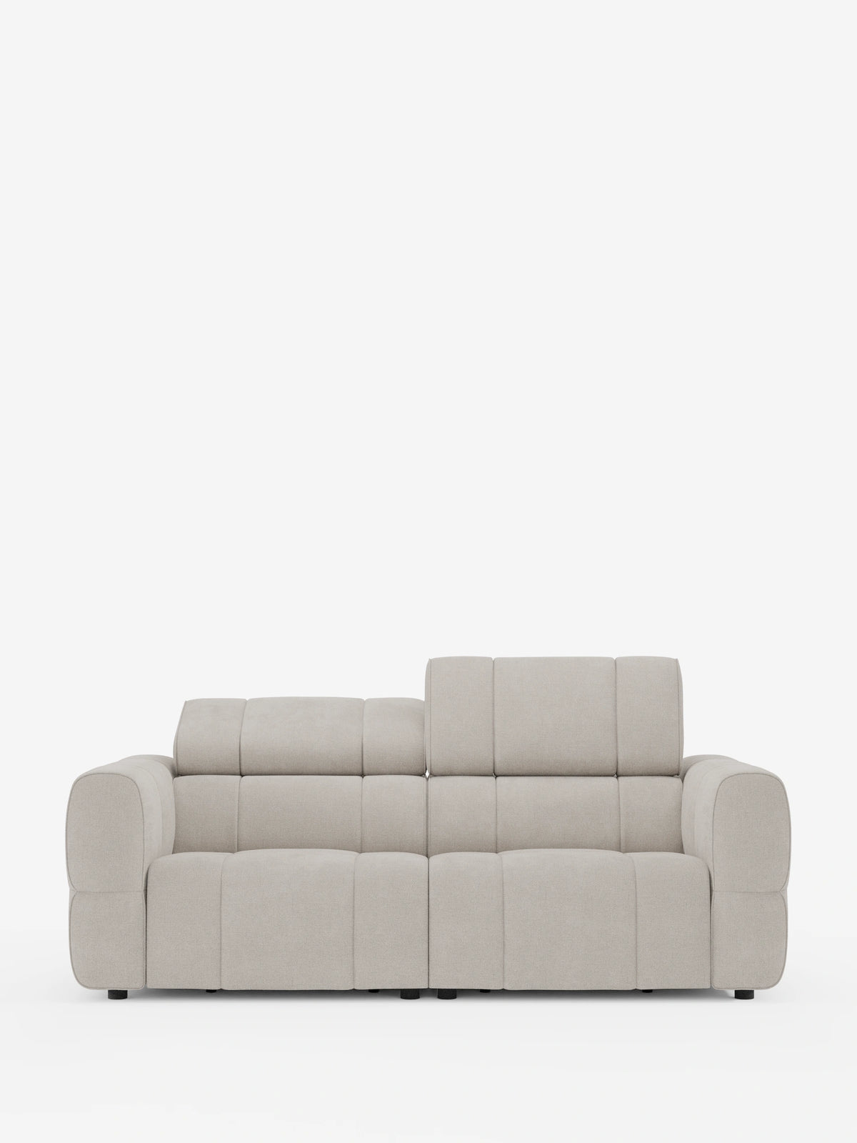 Un divano modulare Giotto beige a 3 posti, con poggiatesta reclinabili e funzione relax elettrica opzionale, rivestito in tessuto smacchiabile T23, con braccioli spessi e poggiatesta regolabili, uno sollevato e uno ribaltato, su sfondo bianco.