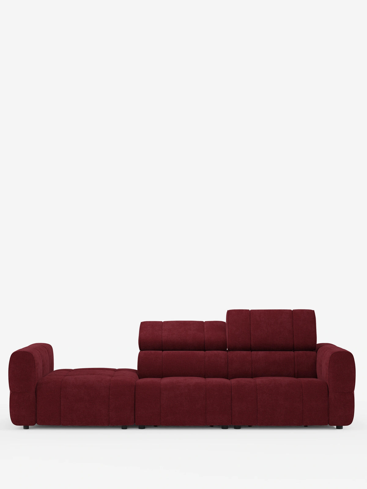 Un divano componibile Giotto di colore rosso intenso con terminale aperto – opzione relax elettrico in tessuto smacchiabile T23: divano modulare dal design basso e squadrato, con chaise longue sul lato sinistro e schienali regolabili, su sfondo bianco.