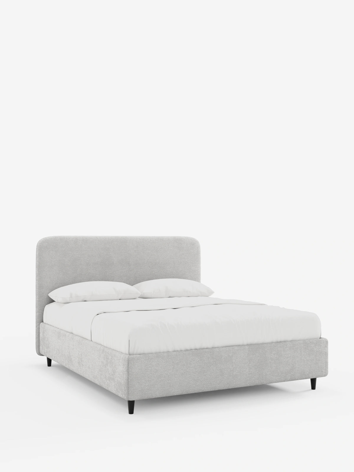 Un letto KAELOS minimal imbottito, di colore grigio chiaro, con una testiera dalle linee morbidamente arrotondate e sottili gambe nere, spicca su uno sfondo bianco a tinta unita, con biancheria da letto di un bianco candido.