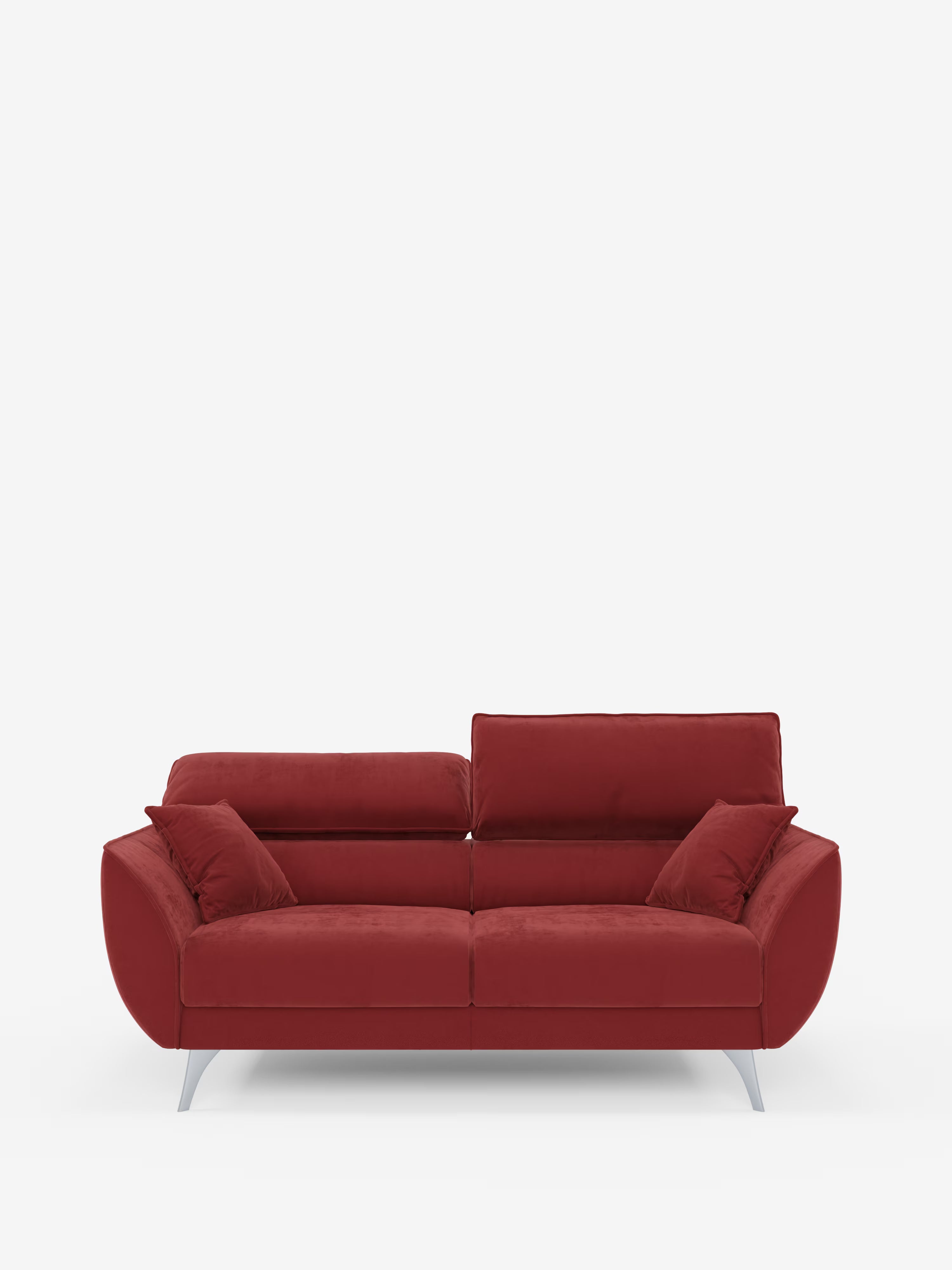 Un divano contemporaneo “Michelangelo” rosso a 2 e 3 posti di Divani.Store, caratterizzato da morbidi cuscini, braccioli angolati e due cuscini coordinati, poggia su sottili gambe argentate su uno sfondo bianco a tinta unita. Questo elegante divano offre sedute allungabili e poggiatesta reclinabili per un maggiore comfort e versatilità, con rivestimento in T30 facile da pulire.