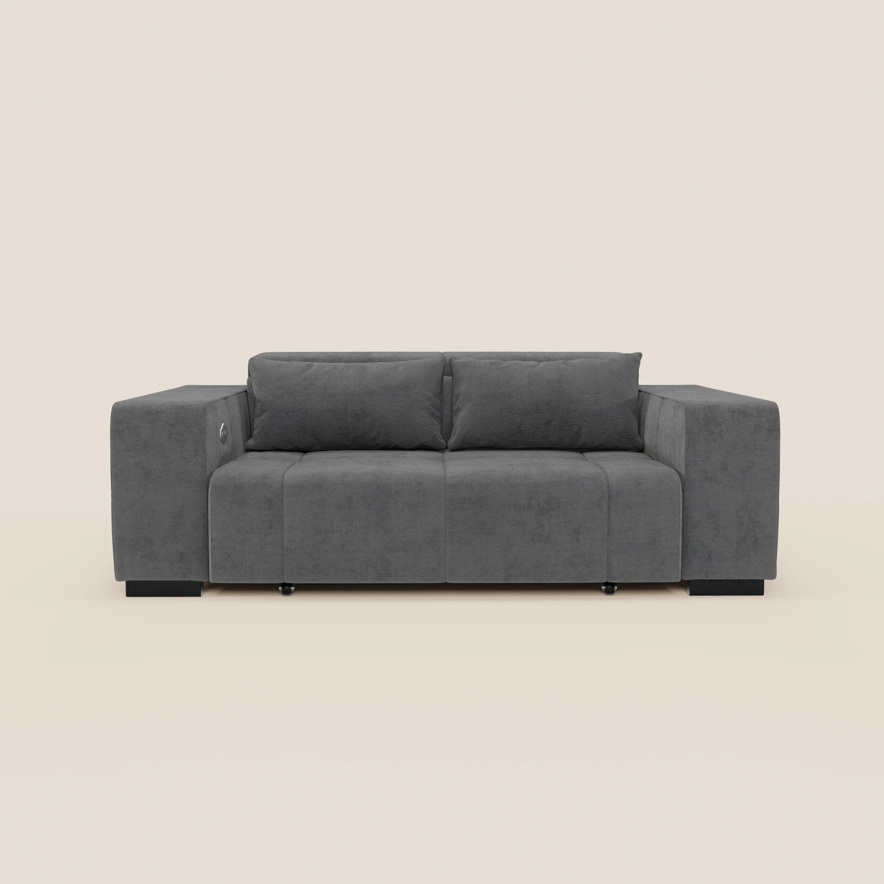 Il Monarch Divano con Relax Elettrico di Divani.Store è caratterizzato da tessuto smacchiabile T31 grigio scuro, ampi braccioli rettangolari, due cuscini per la seduta e lo schienale, gambe corte nere, sedili e poggiatesta regolabili su uno sfondo beige chiaro.
